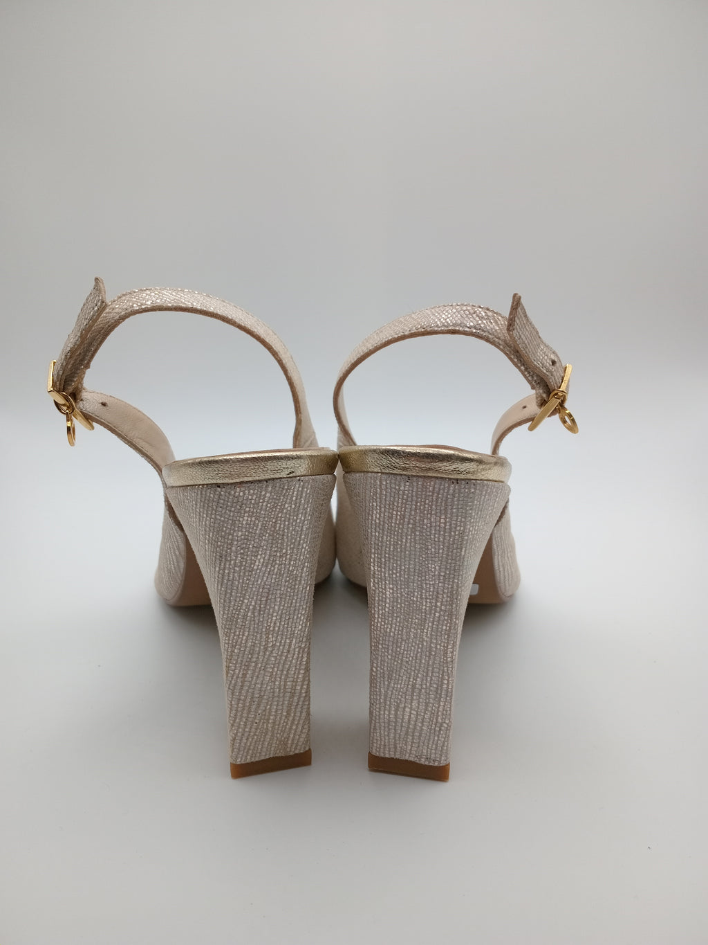 Sapatos de Salto Médio Macadi em Pele com Efeito Cobra Cinza e Dourado; Calçado Feminino Elegante para Escritório e Eventos; Escarpins de Salto Grosso Confortáveis com Fivela de Coração Portugal
