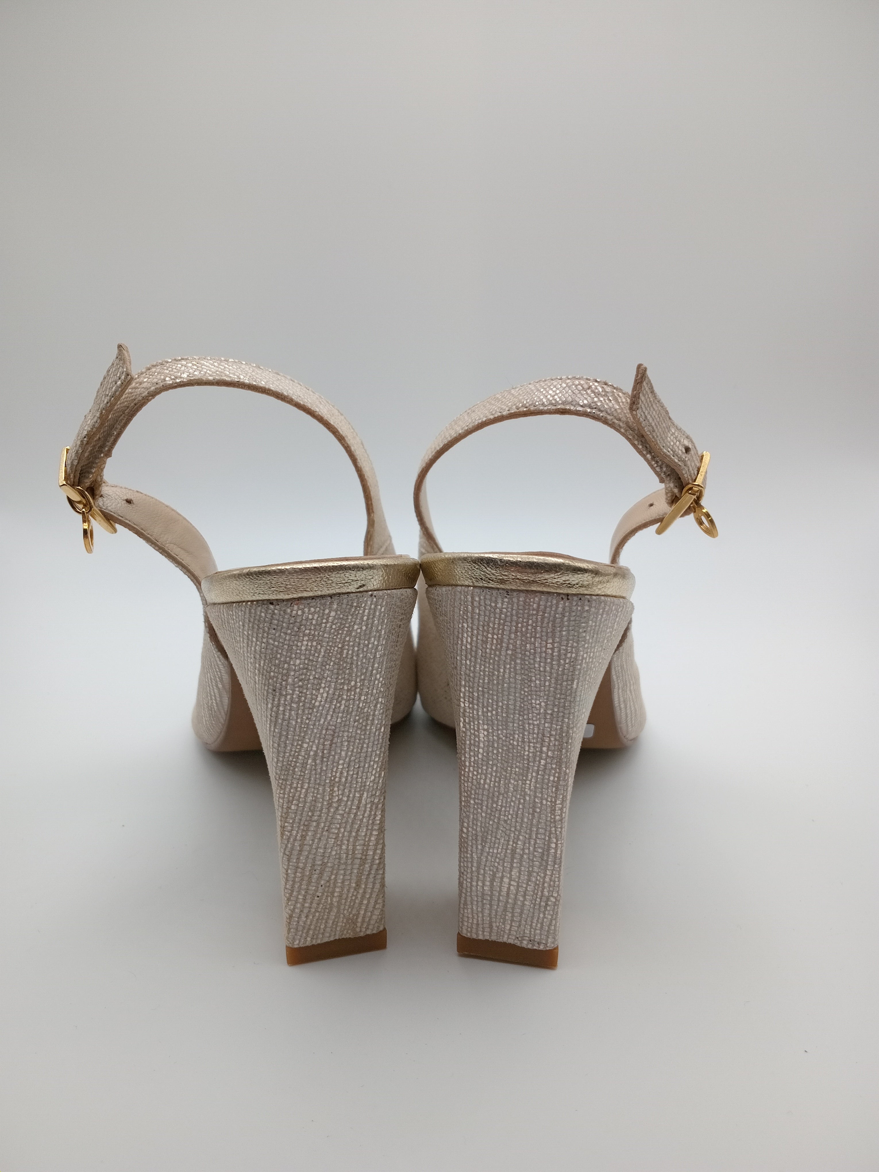 Sapatos de Salto Médio Macadi em Pele com Efeito Cobra Cinza e Dourado; Calçado Feminino Elegante para Escritório e Eventos; Escarpins de Salto Grosso Confortáveis com Fivela de Coração Portugal