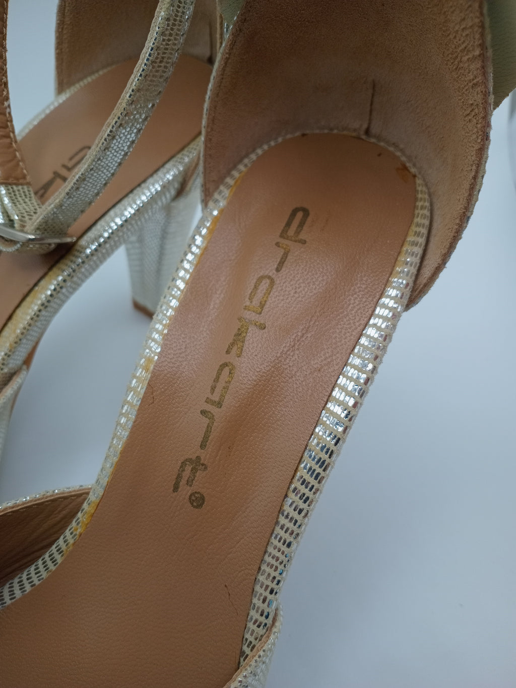 SALTO SCARPIN FIVELA DRAKART GOLD VERDE COURO BRILHO APLICAÇÃO LAÇO BICUDO