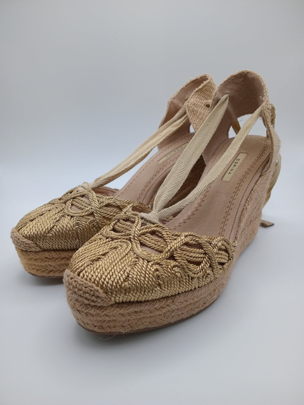 Sandálias Salto de Corda Corina Alpargatas Cunha Femininas Corina Dourada com Tiras para Amarar no Tornozelo; Sapatos de Verão Estilo Boho Chic e Elegante