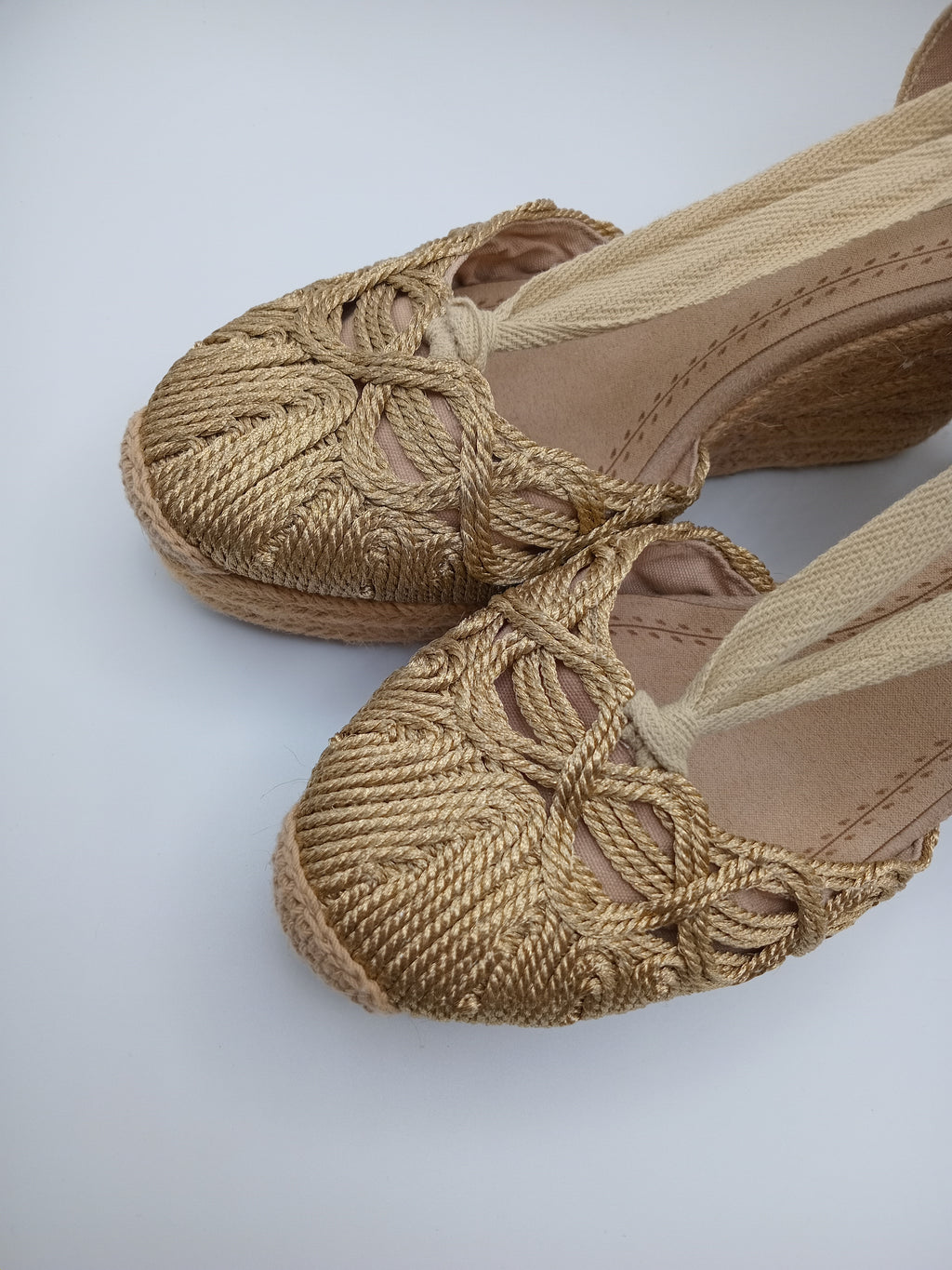 Sandálias Salto de Corda Corina Alpargatas Cunha Femininas Corina Dourada com Tiras para Amarar no Tornozelo; Sapatos de Verão Estilo Boho Chic e Elegante