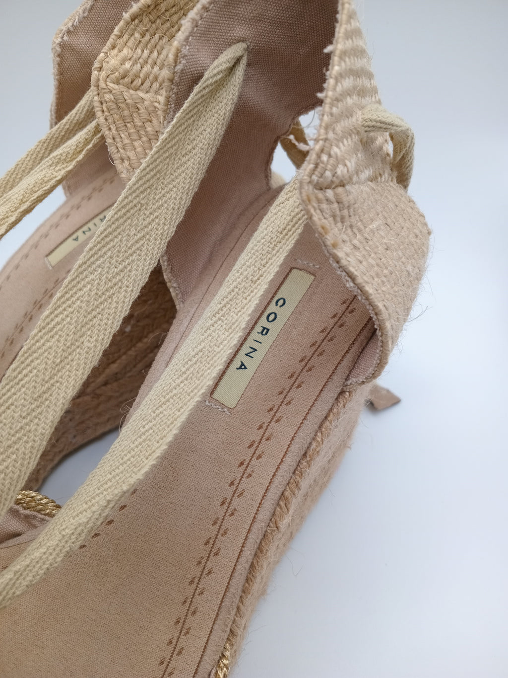Sandálias Salto de Corda Corina Alpargatas Cunha Femininas Corina Dourada com Tiras para Amarar no Tornozelo; Sapatos de Verão Estilo Boho Chic e Elegante