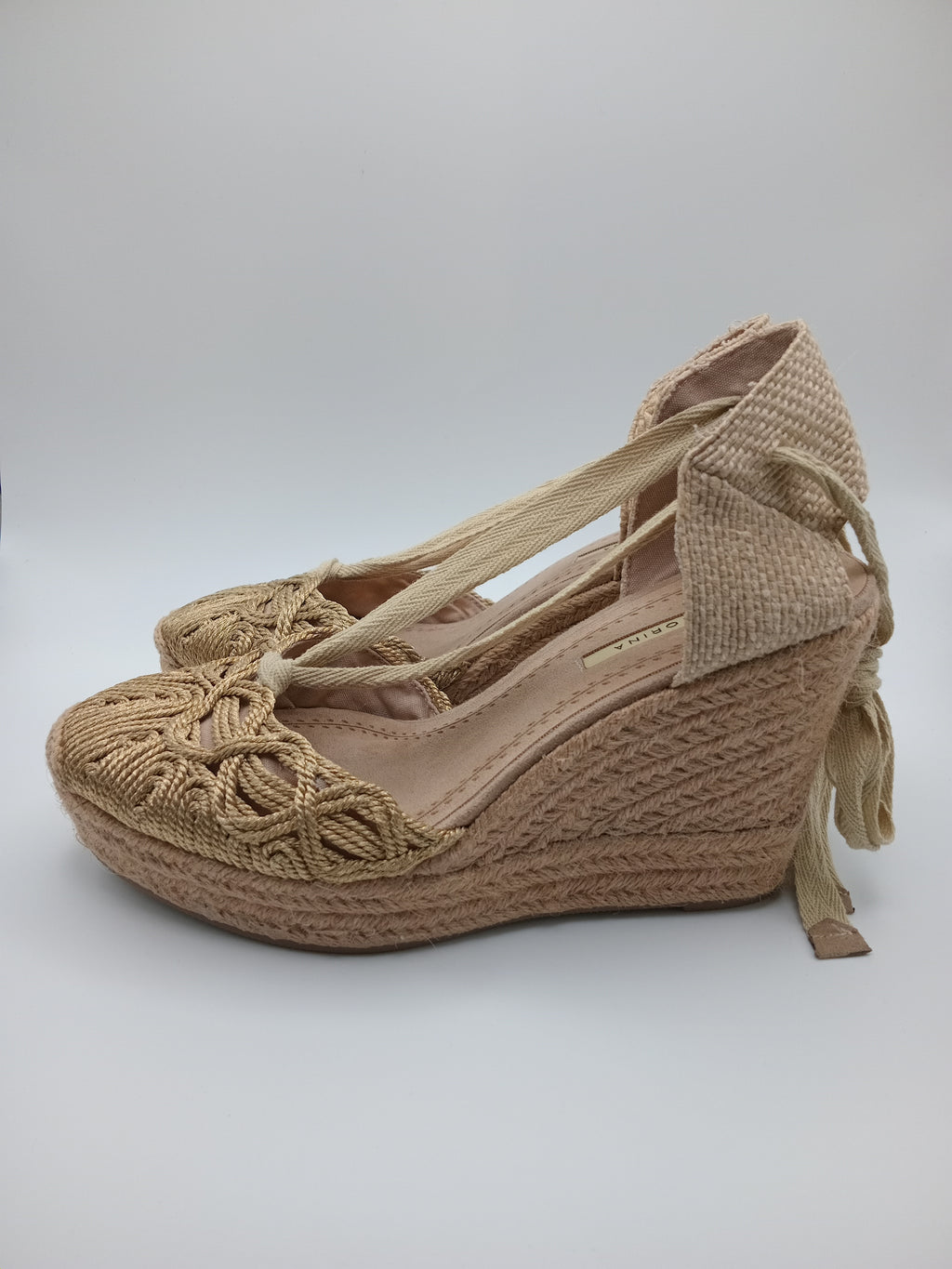 Sandálias Salto de Corda Corina Alpargatas Cunha Femininas Corina Dourada com Tiras para Amarar no Tornozelo; Sapatos de Verão Estilo Boho Chic e Elegante