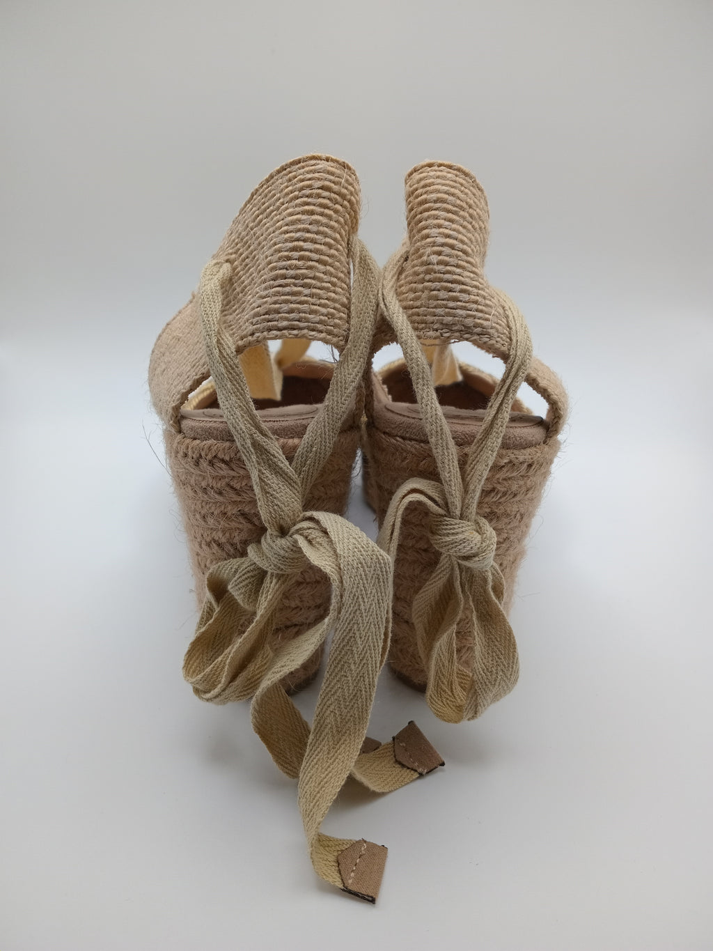 Sandálias Salto de Corda Corina Alpargatas Cunha Femininas Corina Dourada com Tiras para Amarar no Tornozelo; Sapatos de Verão Estilo Boho Chic e Elegante