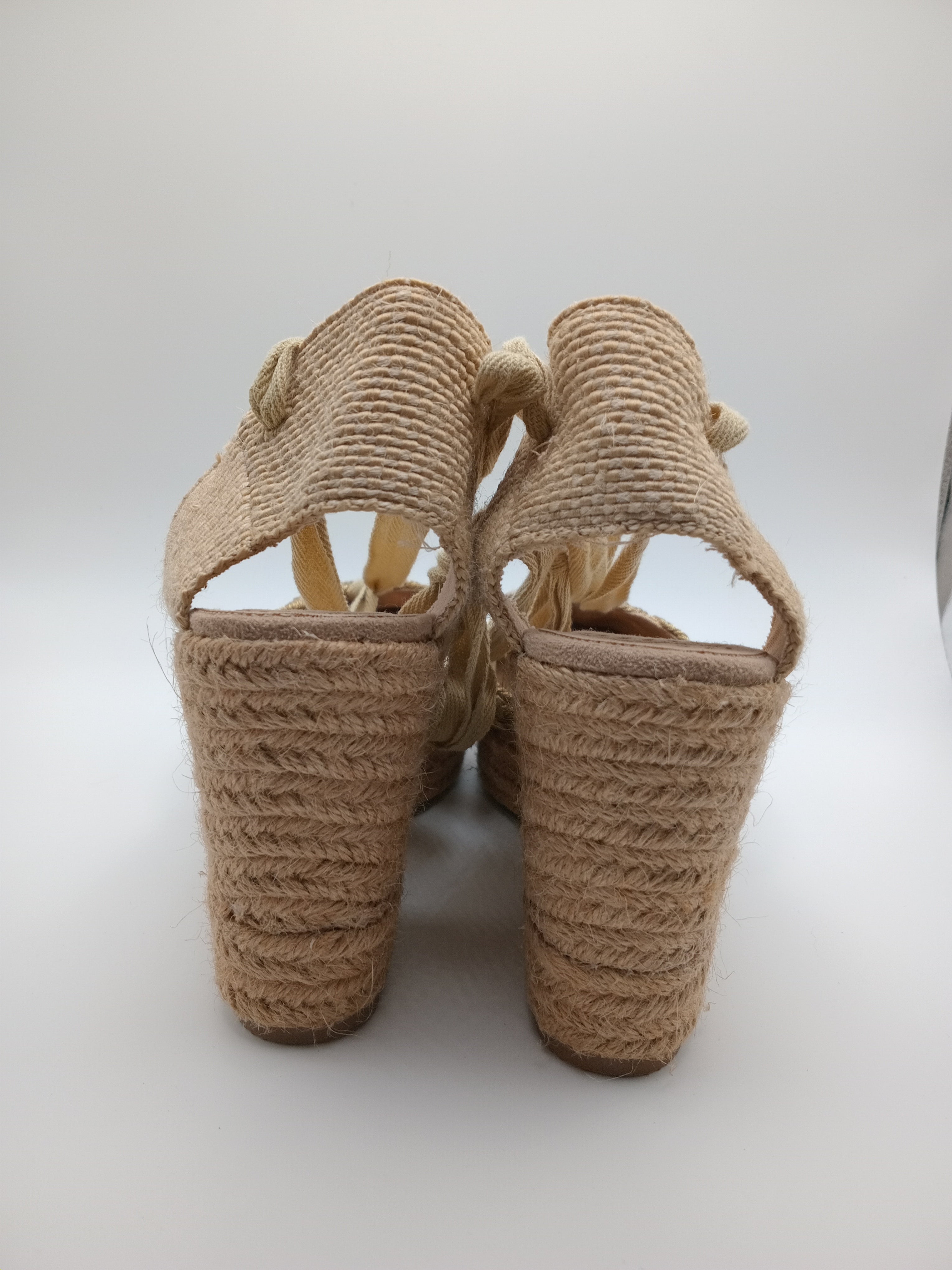 Sandálias Salto de Corda Corina Alpargatas Cunha Femininas Corina Dourada com Tiras para Amarar no Tornozelo; Sapatos de Verão Estilo Boho Chic e Elegante