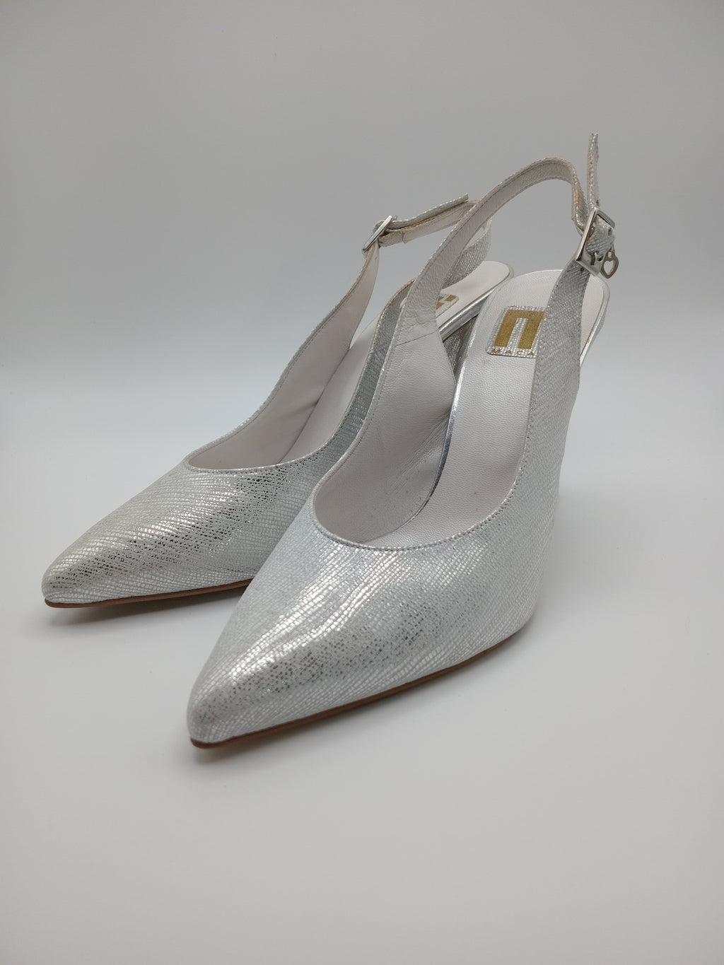 Sapatos de Salto Alto Slingback Prateados com Brilho Macadi; Calçado Feminino Elegante para Noiva e Cerimónia; Escarpins de Salto Grosso Confortáveis com Fivela de Coração Moda Portugal