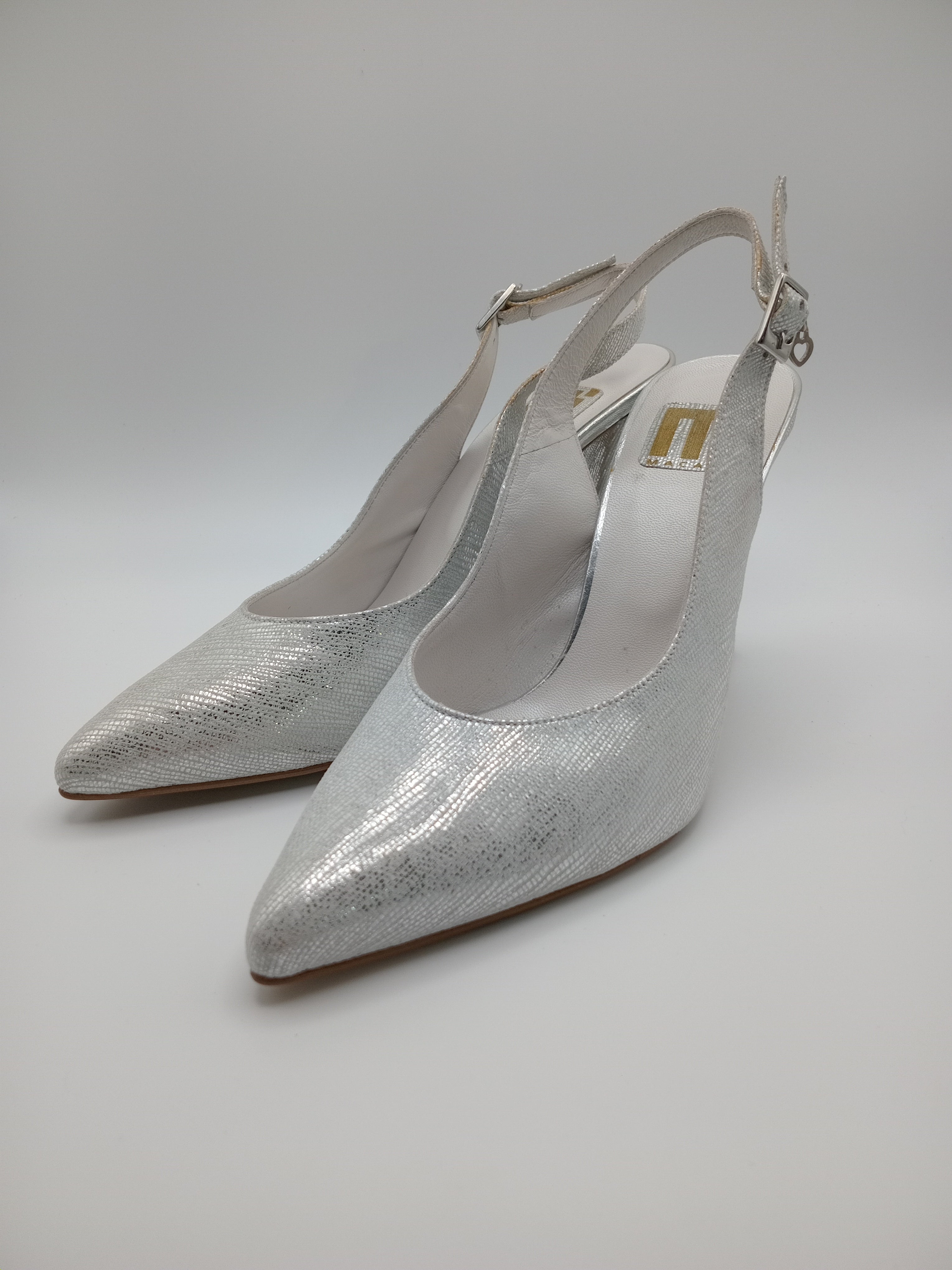 Sapatos de Salto Alto Slingback Prateados com Brilho Macadi; Calçado Feminino Elegante para Noiva e Cerimónia; Escarpins de Salto Grosso Confortáveis com Fivela de Coração Moda Portugal