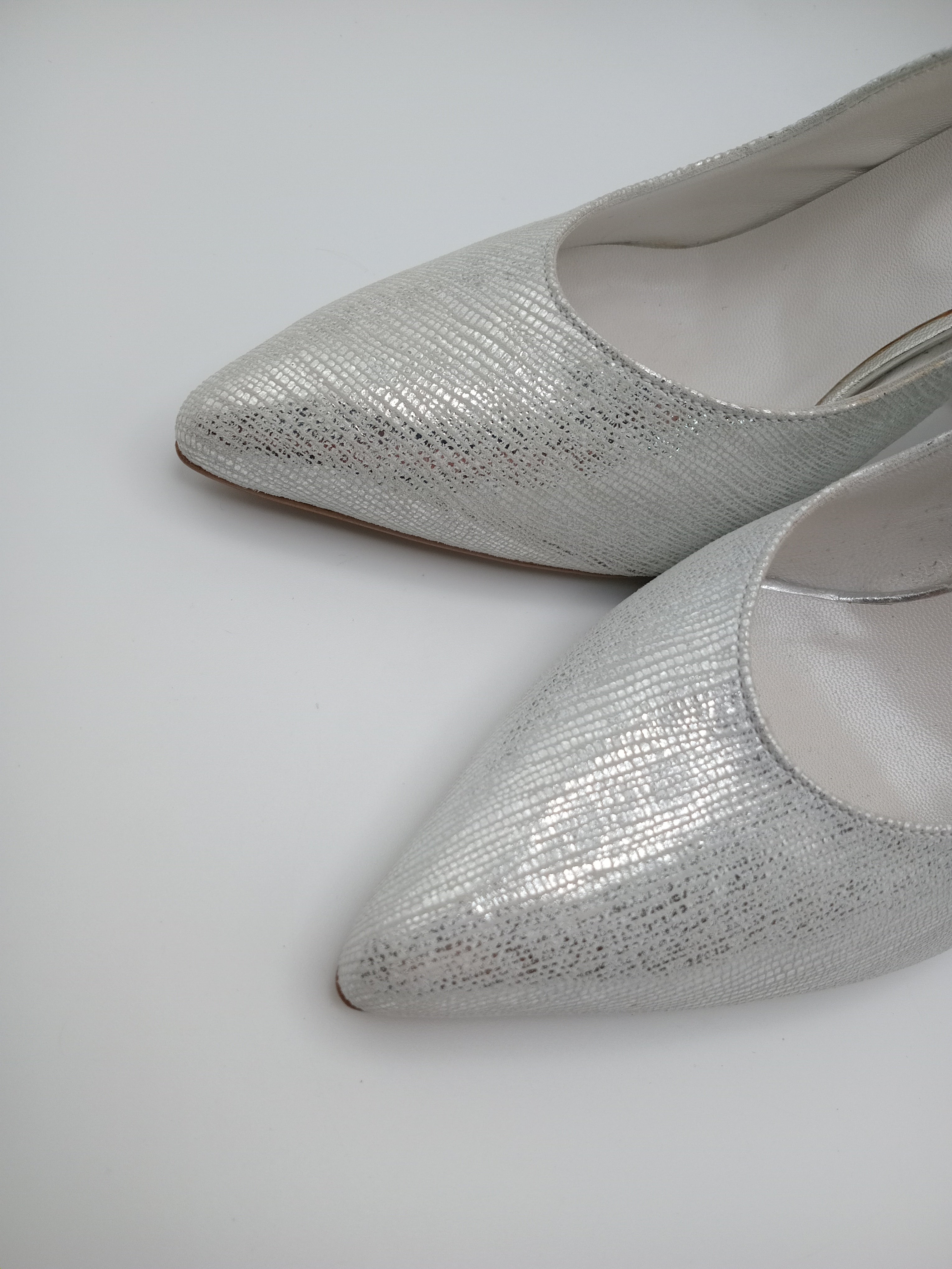 Sapatos de Salto Alto Slingback Prateados com Brilho Macadi; Calçado Feminino Elegante para Noiva e Cerimónia; Escarpins de Salto Grosso Confortáveis com Fivela de Coração Moda Portugal