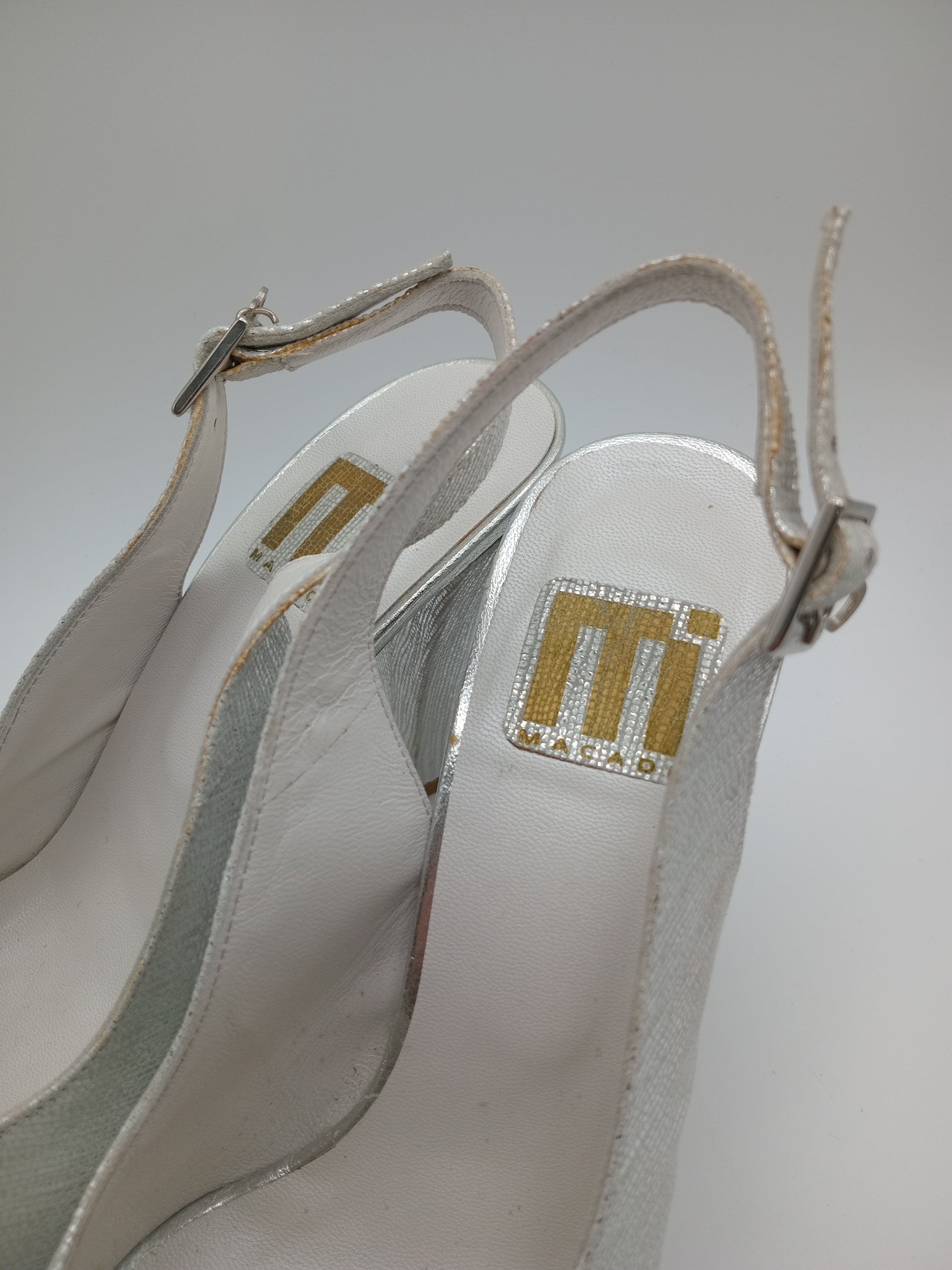 Sapatos de Salto Alto Slingback Prateados com Brilho Macadi; Calçado Feminino Elegante para Noiva e Cerimónia; Escarpins de Salto Grosso Confortáveis com Fivela de Coração Moda Portugal
