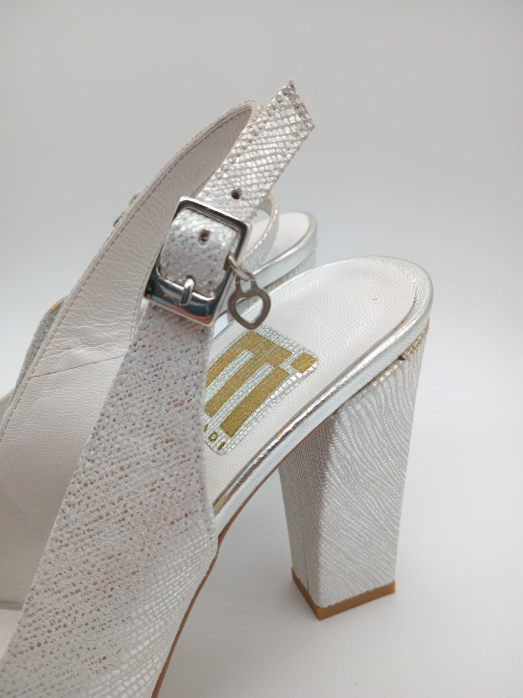 Sapatos de Salto Alto Slingback Prateados com Brilho Macadi; Calçado Feminino Elegante para Noiva e Cerimónia; Escarpins de Salto Grosso Confortáveis com Fivela de Coração Moda Portugal