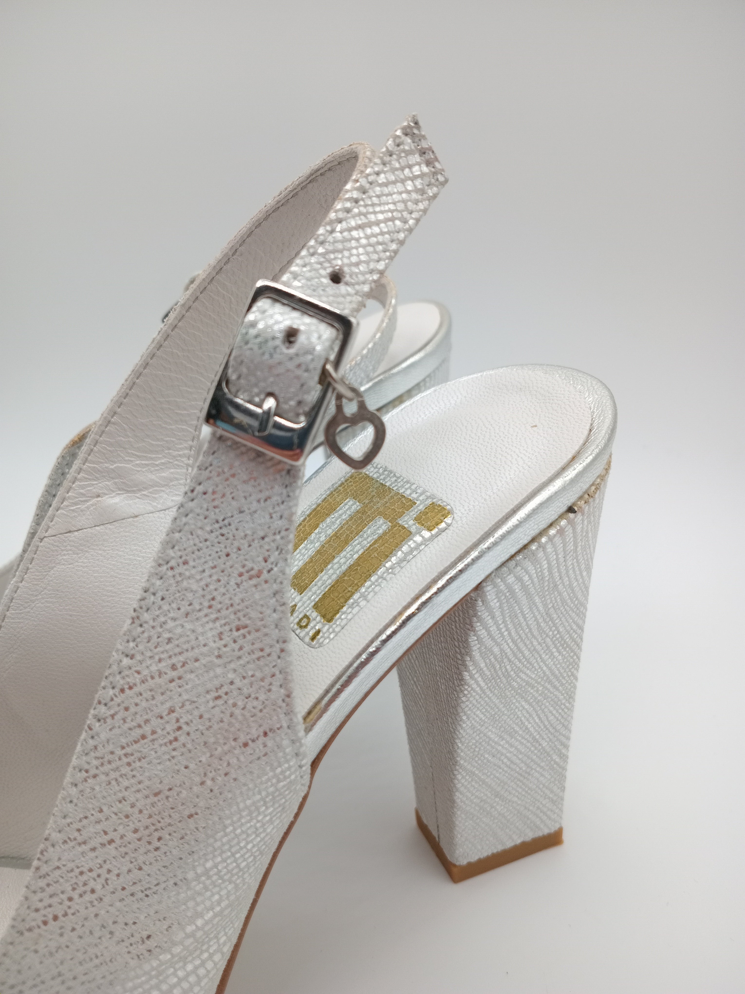 Sapatos de Salto Alto Slingback Prateados com Brilho Macadi; Calçado Feminino Elegante para Noiva e Cerimónia; Escarpins de Salto Grosso Confortáveis com Fivela de Coração Moda Portugal