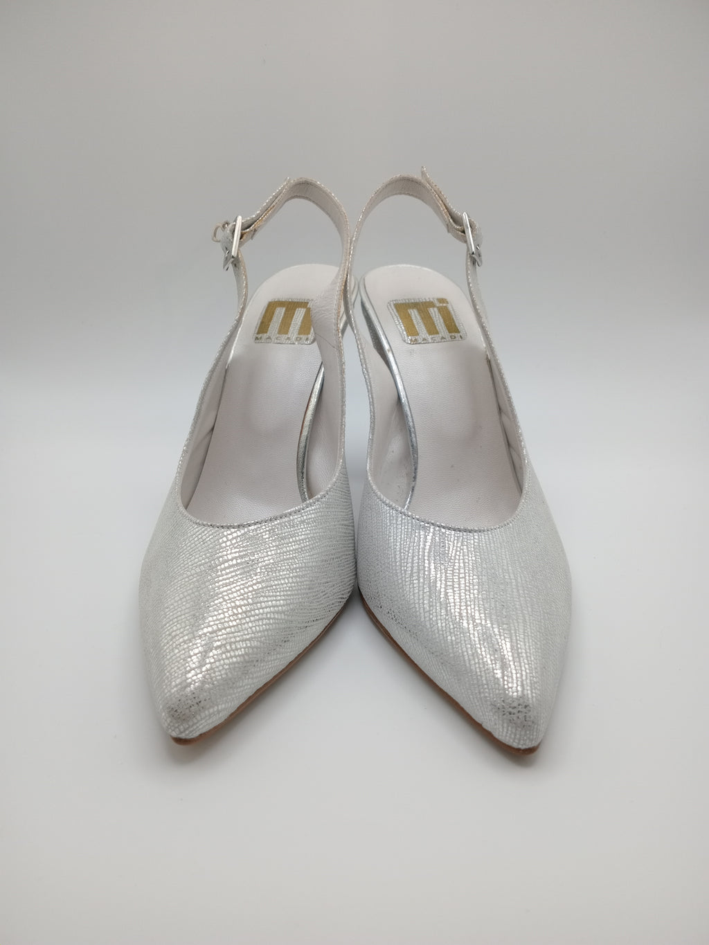 Sapatos de Salto Alto Slingback Prateados com Brilho Macadi; Calçado Feminino Elegante para Noiva e Cerimónia; Escarpins de Salto Grosso Confortáveis com Fivela de Coração Moda Portugal