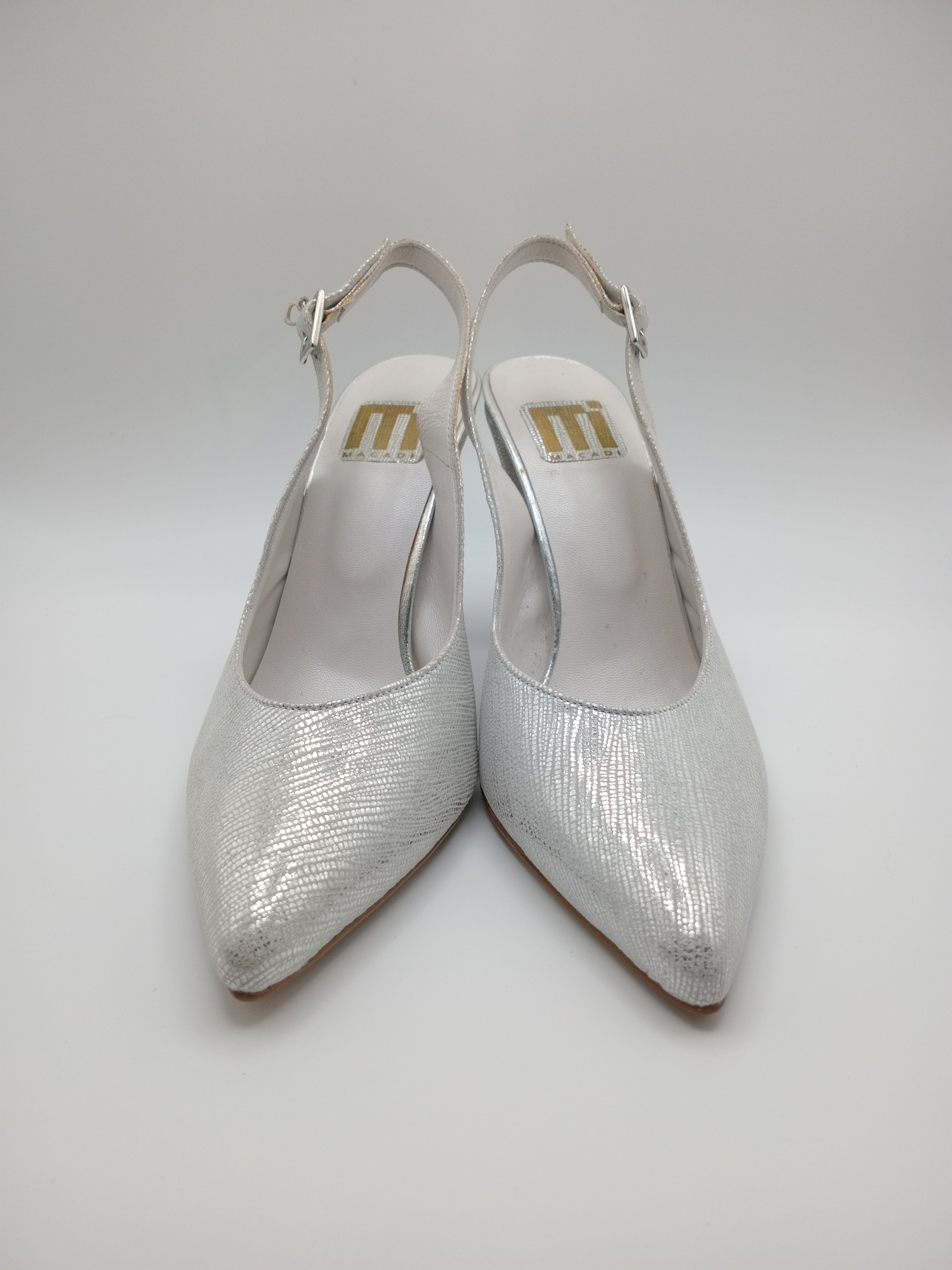 Sapatos de Salto Alto Slingback Prateados com Brilho Macadi; Calçado Feminino Elegante para Noiva e Cerimónia; Escarpins de Salto Grosso Confortáveis com Fivela de Coração Moda Portugal
