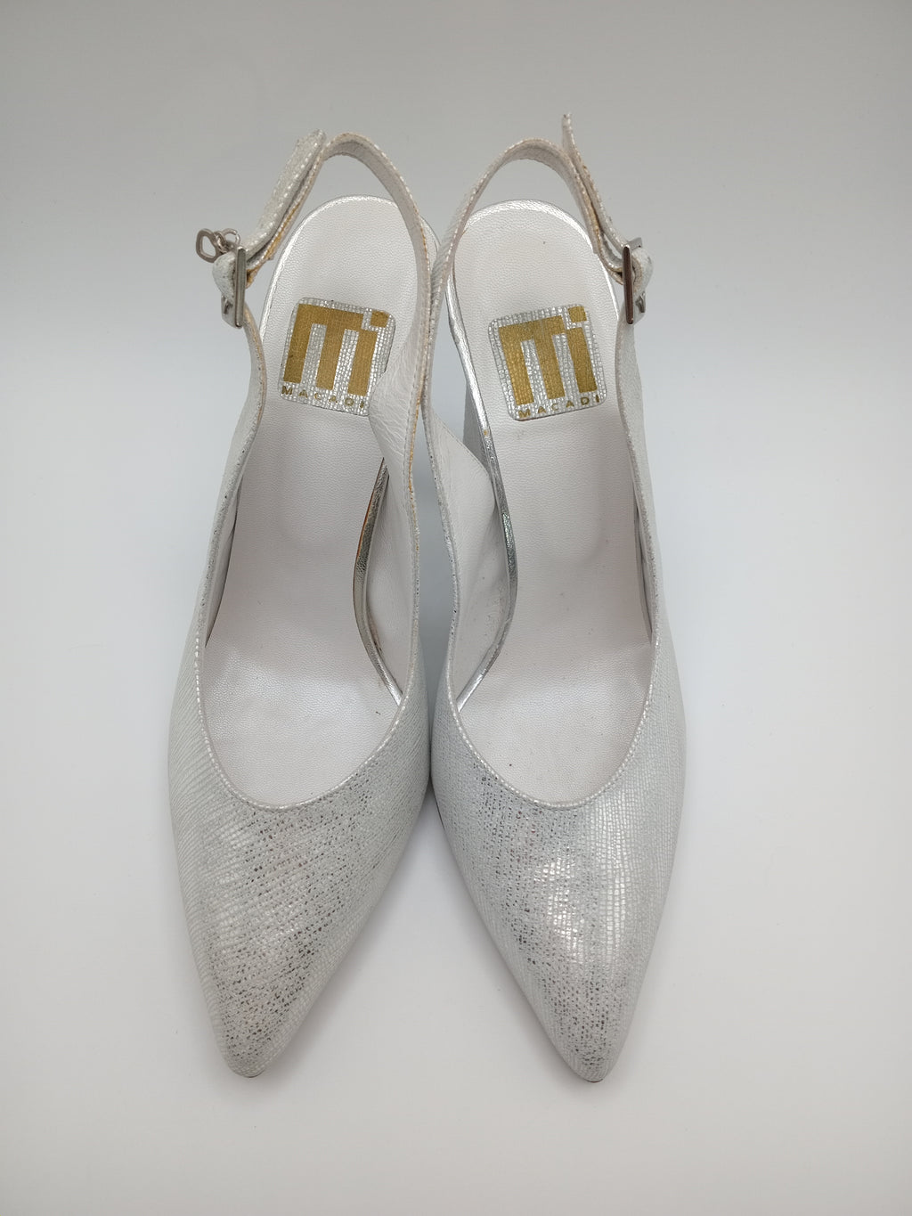 Sapatos de Salto Alto Slingback Prateados com Brilho Macadi; Calçado Feminino Elegante para Noiva e Cerimónia; Escarpins de Salto Grosso Confortáveis com Fivela de Coração Moda Portugal