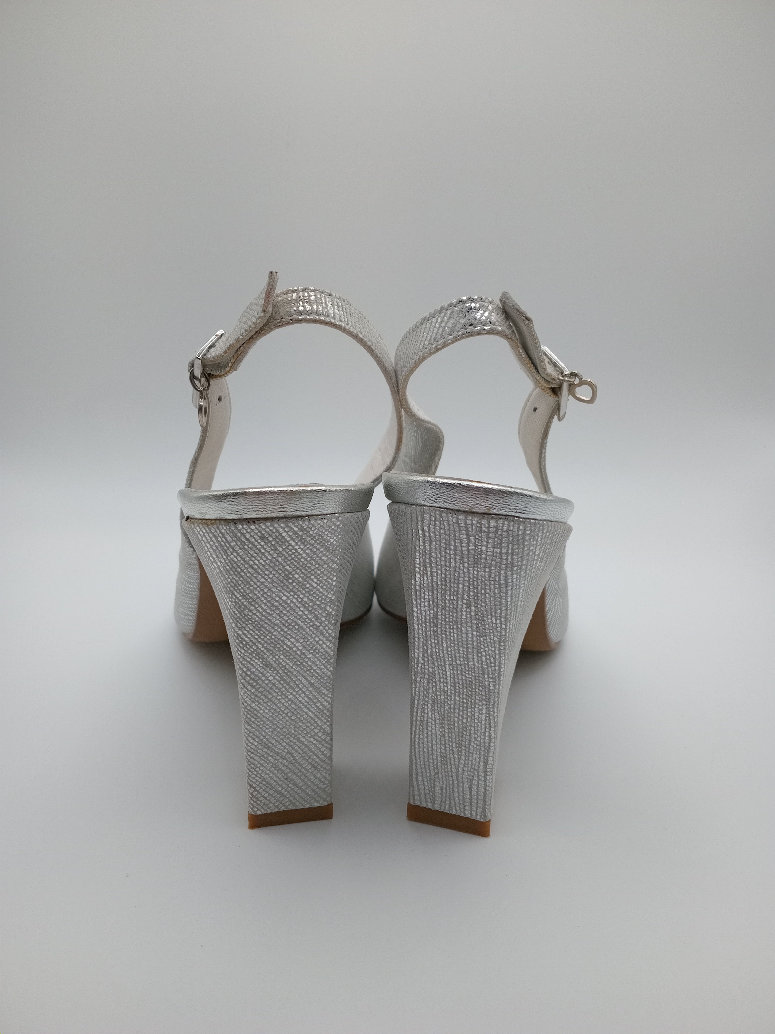 Sapatos de Salto Alto Slingback Prateados com Brilho Macadi; Calçado Feminino Elegante para Noiva e Cerimónia; Escarpins de Salto Grosso Confortáveis com Fivela de Coração Moda Portugal
