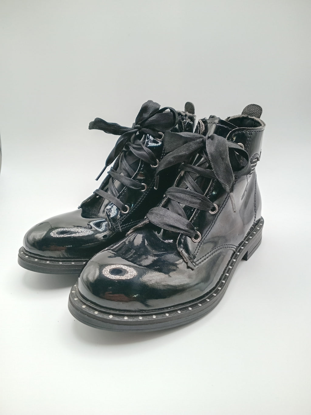 BOTA ATACADORES COTURNO POWER KIDS PRETO ECO PELE RECORTE CORAÇÃO LISTRAS SOLA BOLINHAS ATACADORES FITA ZIPER INFANTIL