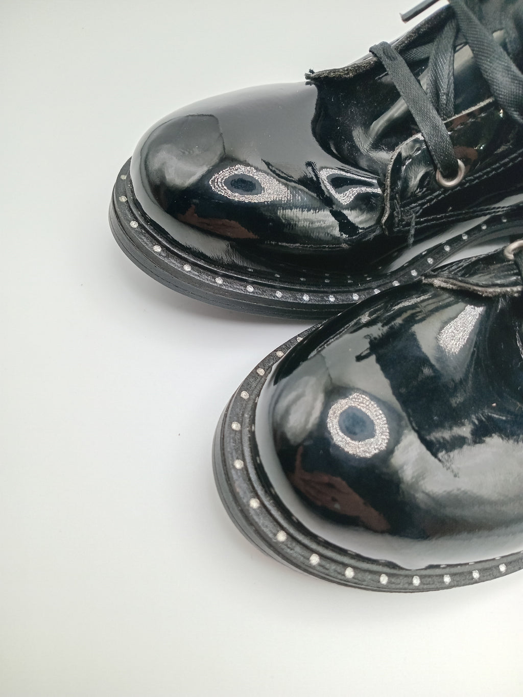 BOTA ATACADORES COTURNO POWER KIDS PRETO ECO PELE RECORTE CORAÇÃO LISTRAS SOLA BOLINHAS ATACADORES FITA ZIPER INFANTIL