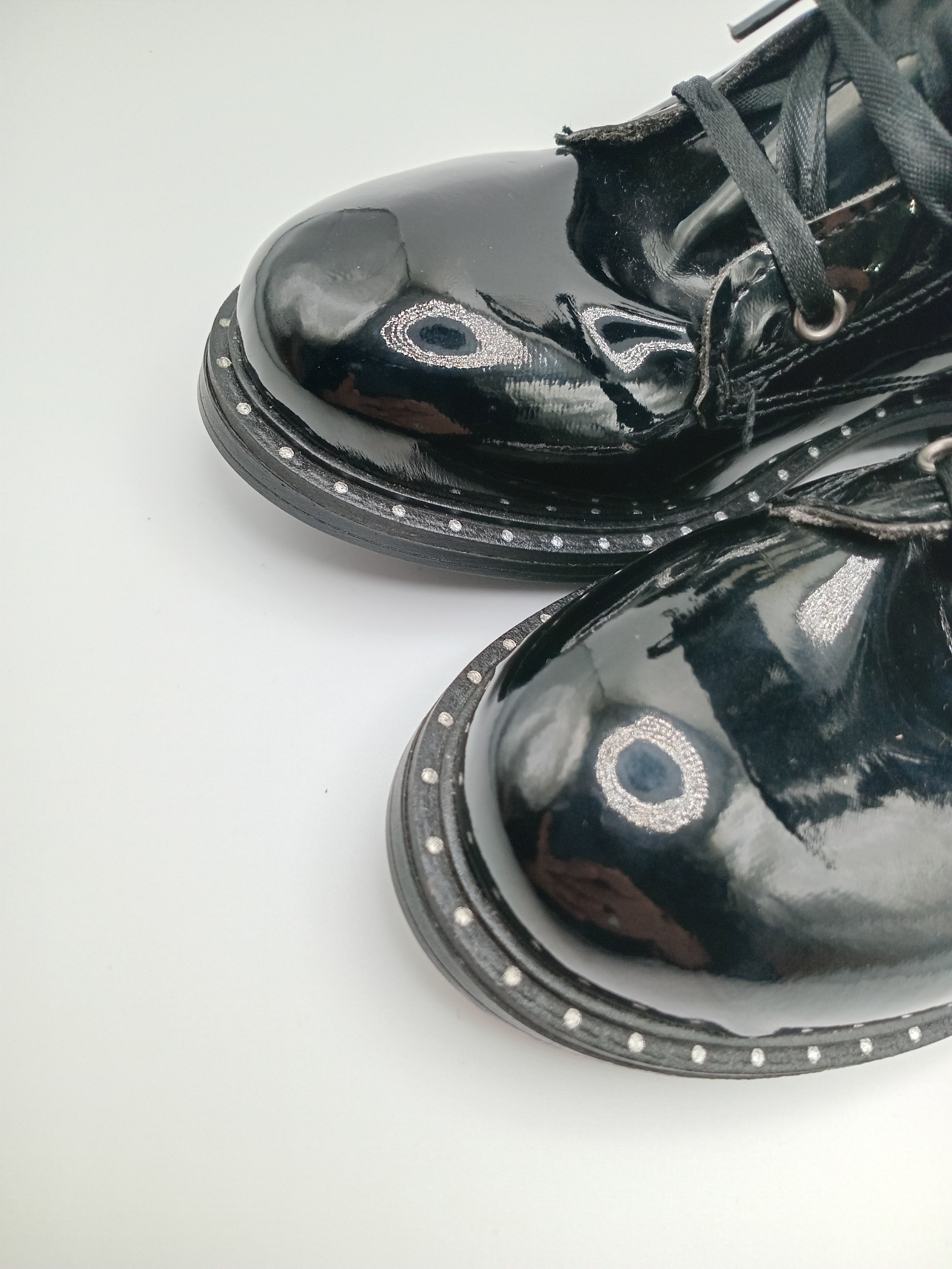 BOTA COTURNO POWER KIDS PRETO ECO PELE RECORTE CORAÇÃO LISTRAS SOLA BOLINHAS ATACADORES FITA ZIPER