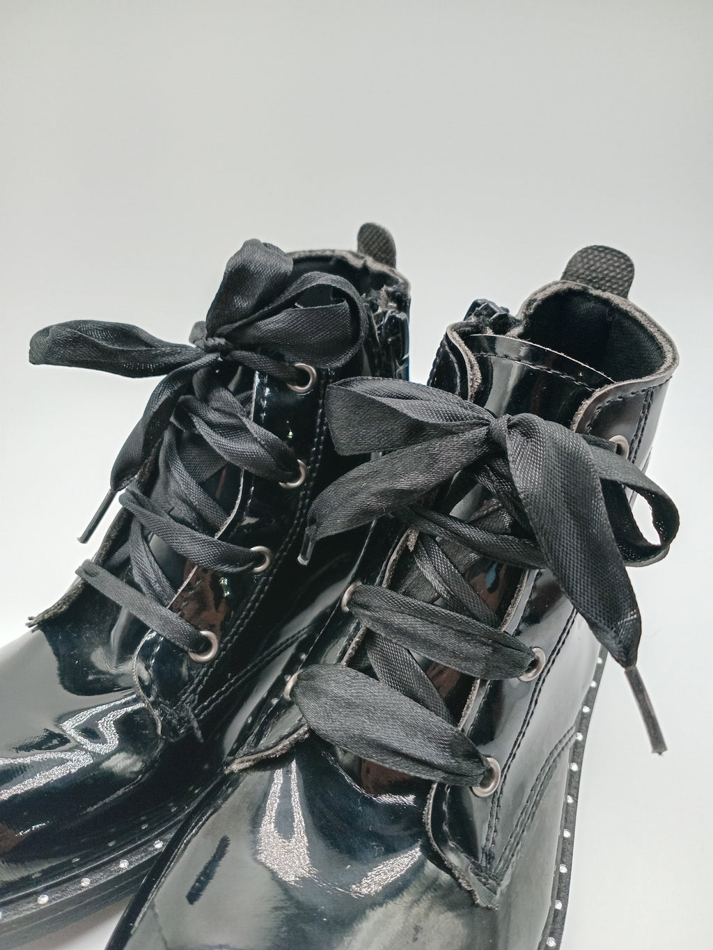 BOTA ATACADORES COTURNO POWER KIDS PRETO ECO PELE RECORTE CORAÇÃO LISTRAS SOLA BOLINHAS ATACADORES FITA ZIPER INFANTIL