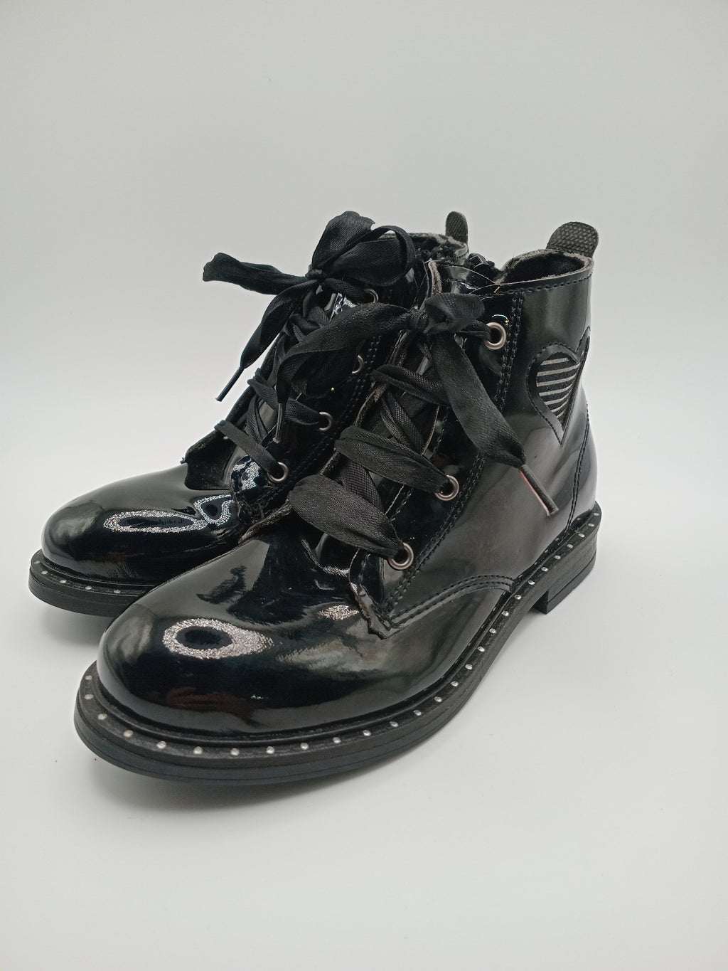 BOTA ATACADORES COTURNO POWER KIDS PRETO ECO PELE RECORTE CORAÇÃO LISTRAS SOLA BOLINHAS ATACADORES FITA ZIPER INFANTIL
