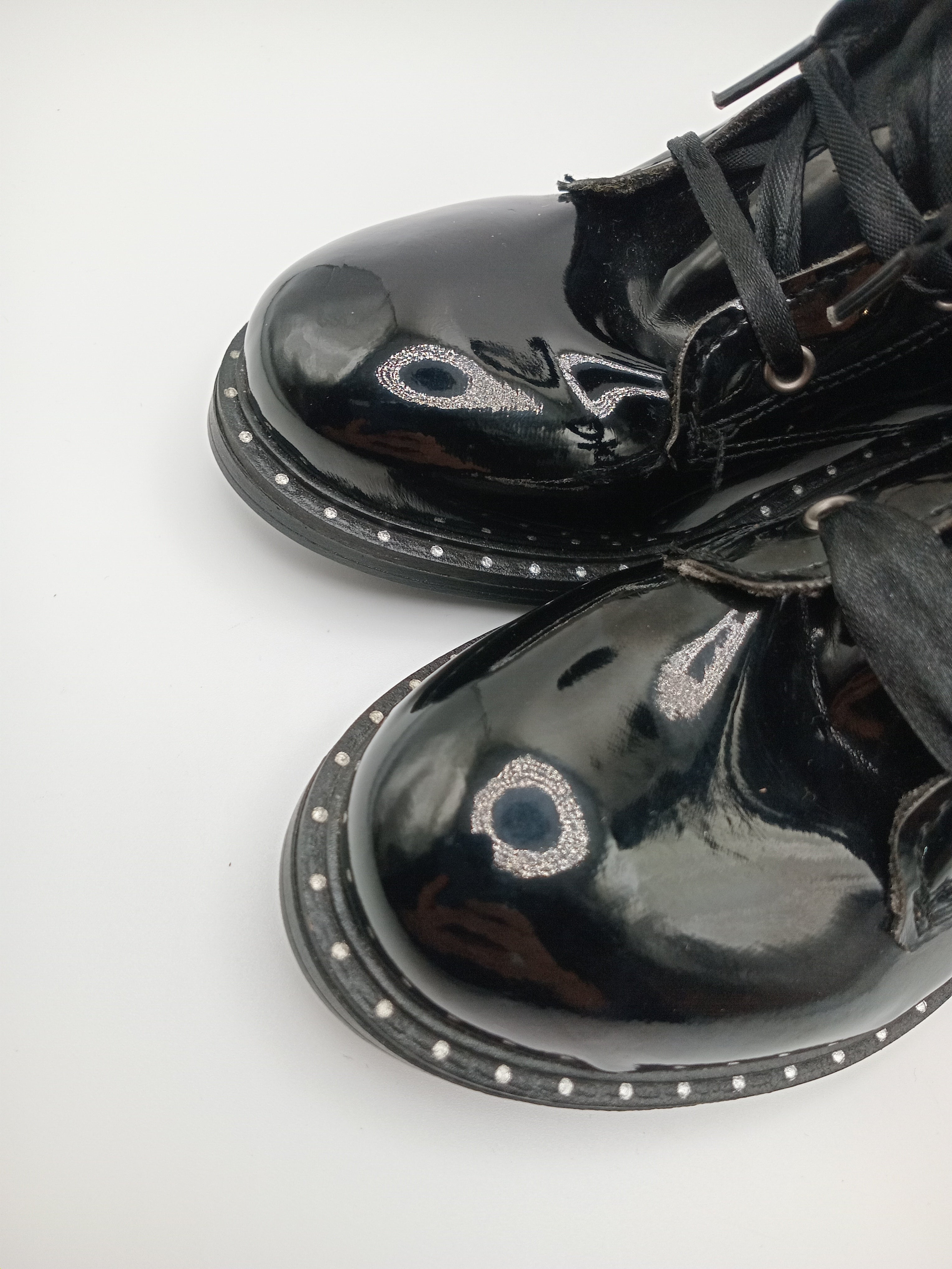 BOTA COTURNO POWER KIDS PRETO ECO PELE RECORTE CORAÇÃO LISTRAS SOLA BOLINHAS ATACADORES FITA ZIPER