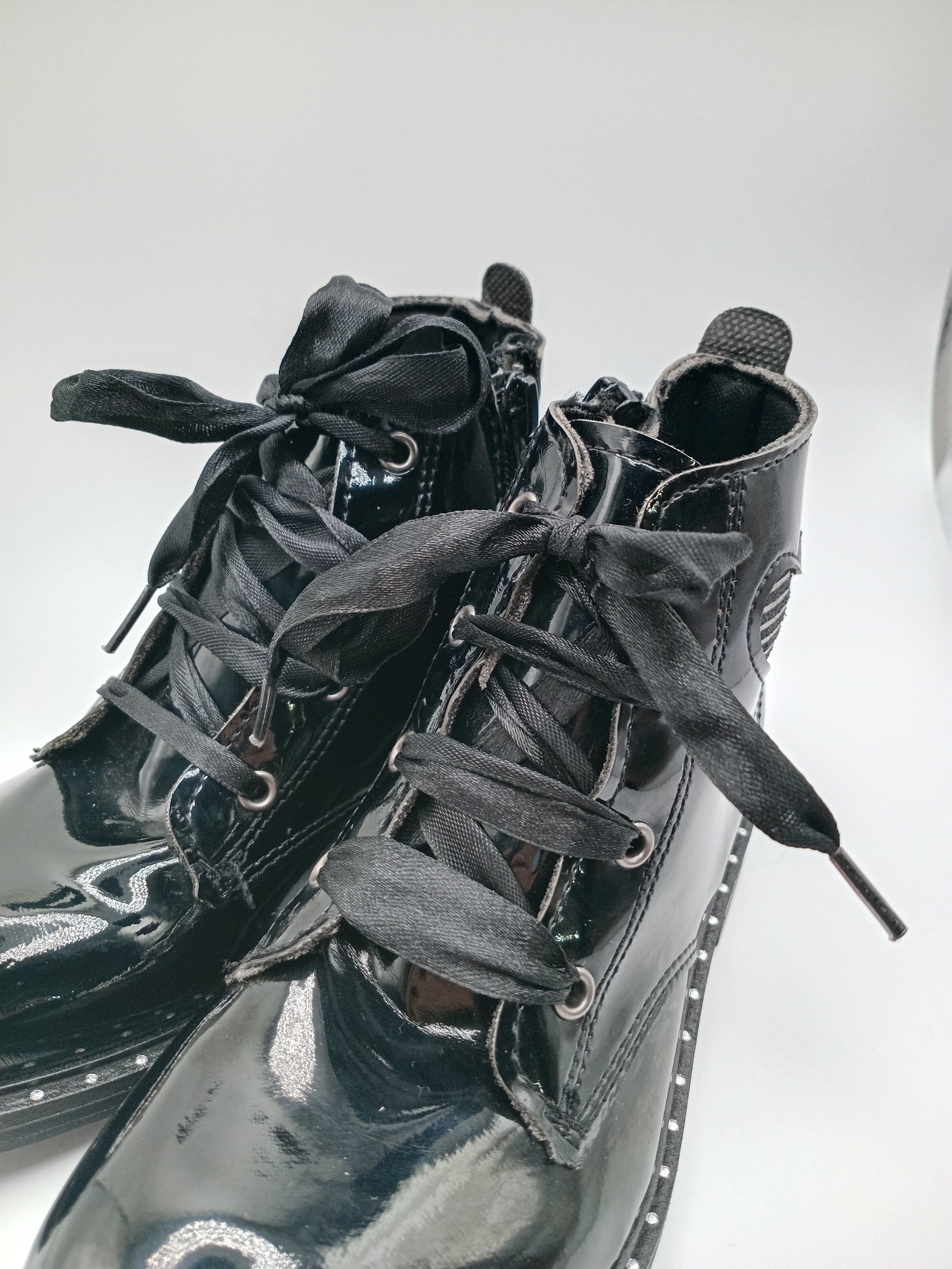 BOTA ATACADORES COTURNO POWER KIDS PRETO ECO PELE RECORTE CORAÇÃO LISTRAS SOLA BOLINHAS ATACADORES FITA ZIPER INFANTIL