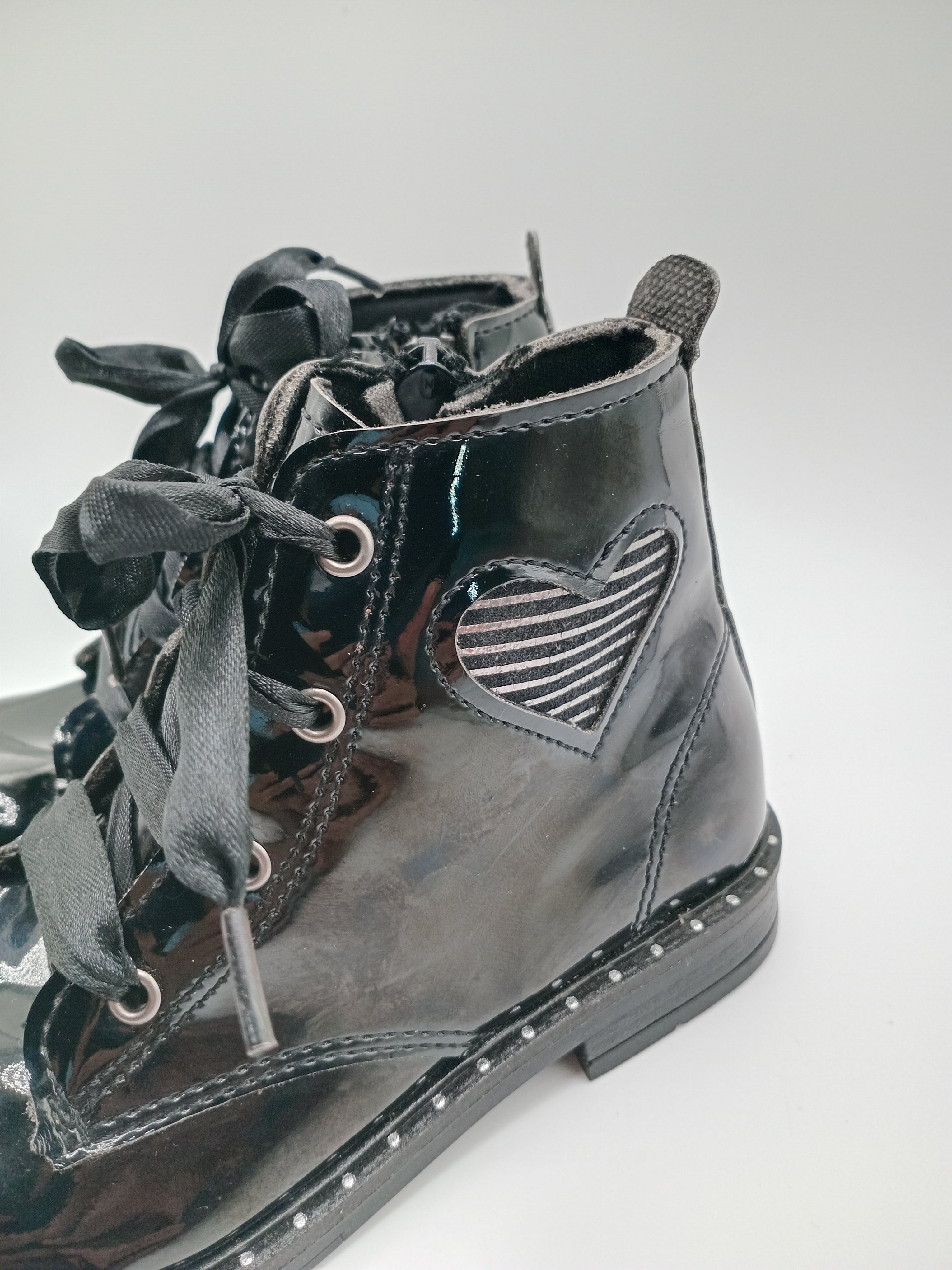 BOTA ATACADORES COTURNO POWER KIDS PRETO ECO PELE RECORTE CORAÇÃO LISTRAS SOLA BOLINHAS ATACADORES FITA ZIPER INFANTIL