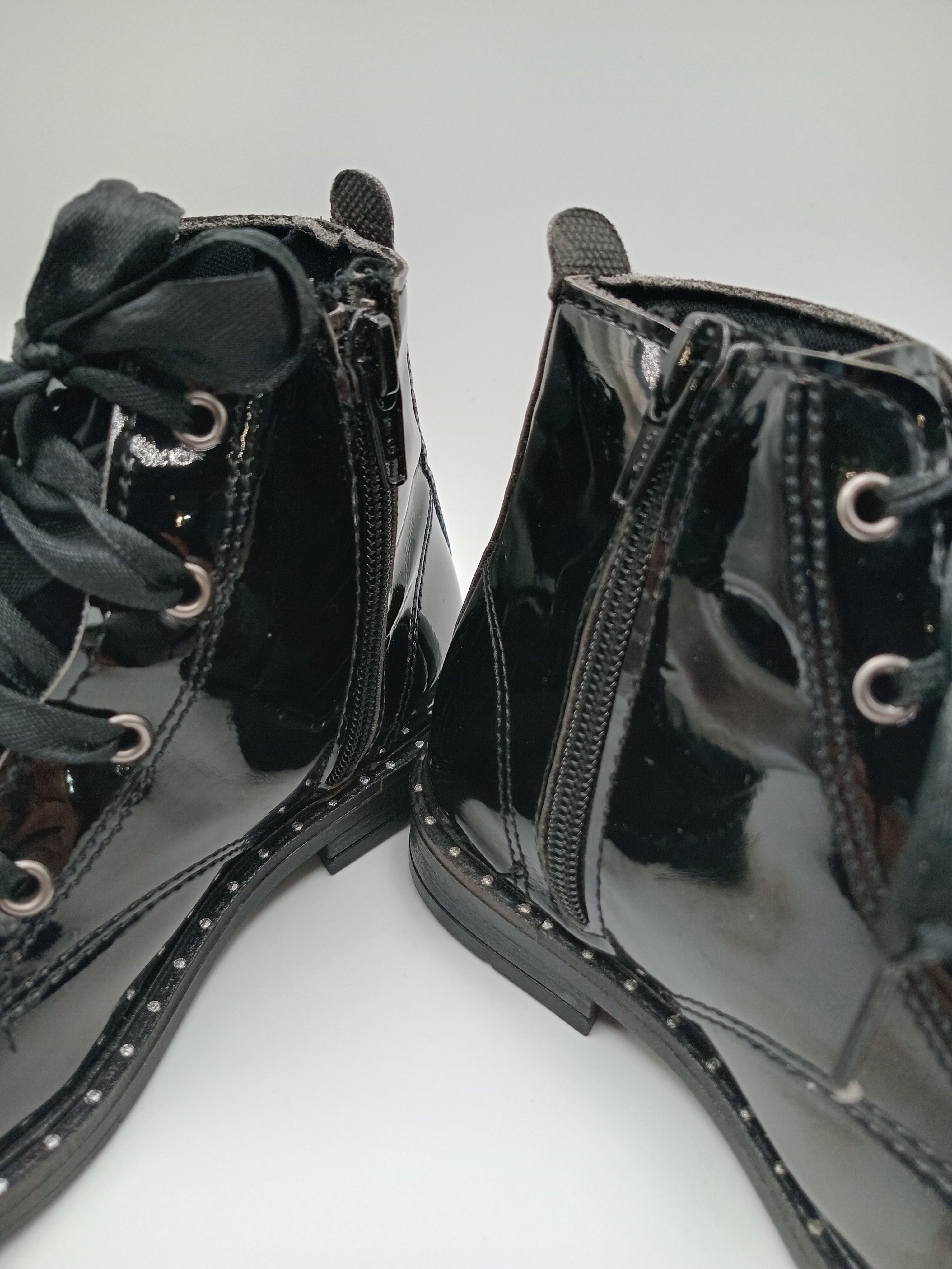 BOTA ATACADORES COTURNO POWER KIDS PRETO ECO PELE RECORTE CORAÇÃO LISTRAS SOLA BOLINHAS ATACADORES FITA ZIPER INFANTIL