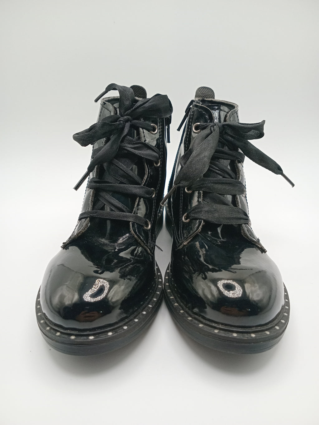 BOTA ATACADORES COTURNO POWER KIDS PRETO ECO PELE RECORTE CORAÇÃO LISTRAS SOLA BOLINHAS ATACADORES FITA ZIPER INFANTIL