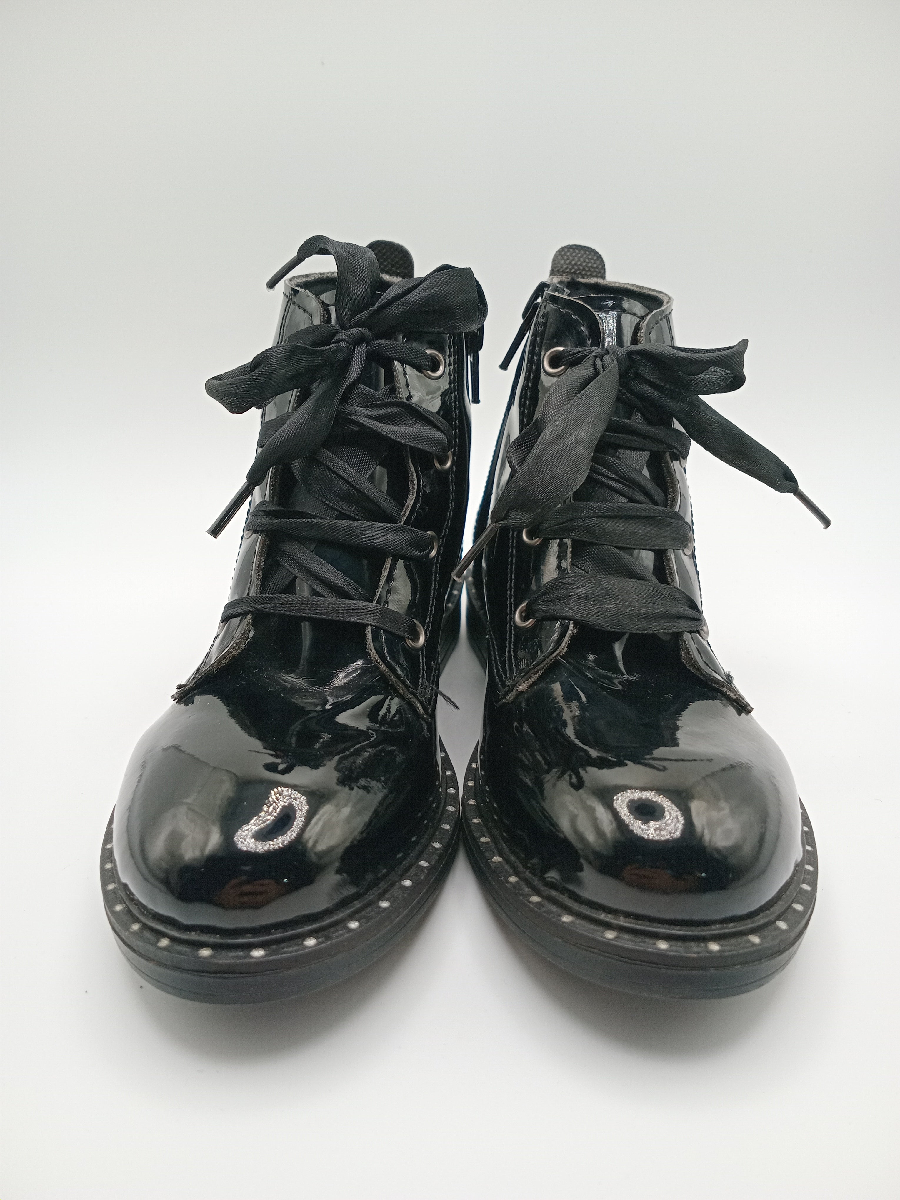 BOTA ATACADORES COTURNO POWER KIDS PRETO ECO PELE RECORTE CORAÇÃO LISTRAS SOLA BOLINHAS ATACADORES FITA ZIPER INFANTIL