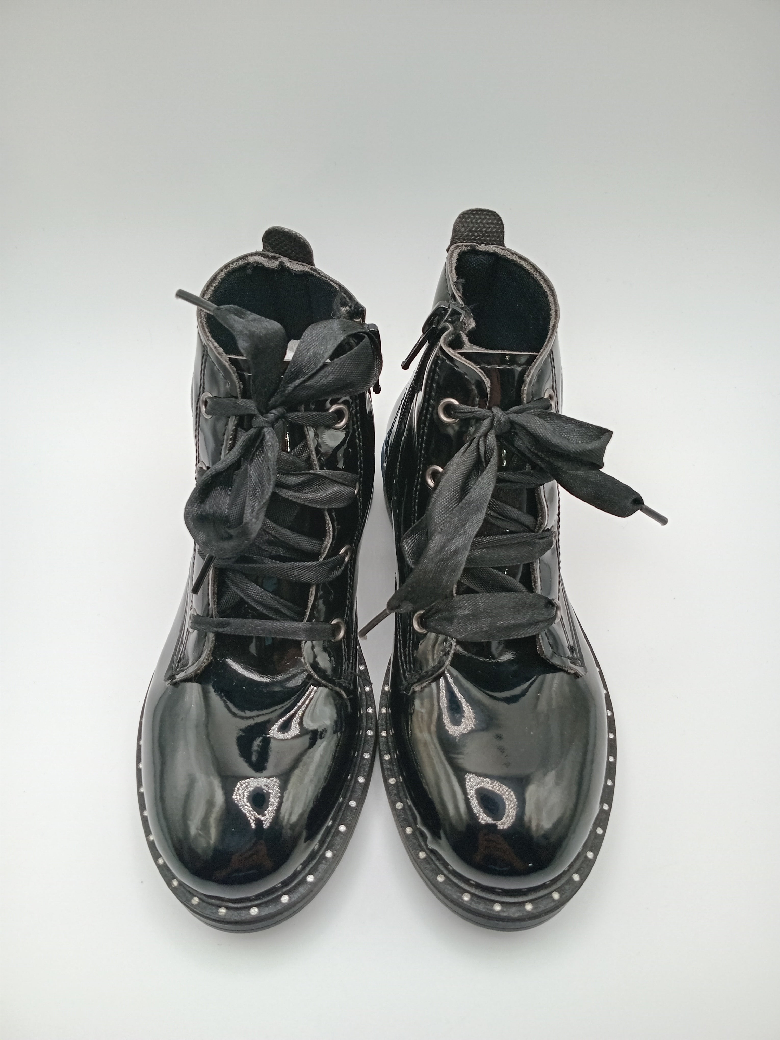 BOTA ATACADORES COTURNO POWER KIDS PRETO ECO PELE RECORTE CORAÇÃO LISTRAS SOLA BOLINHAS ATACADORES FITA ZIPER INFANTIL