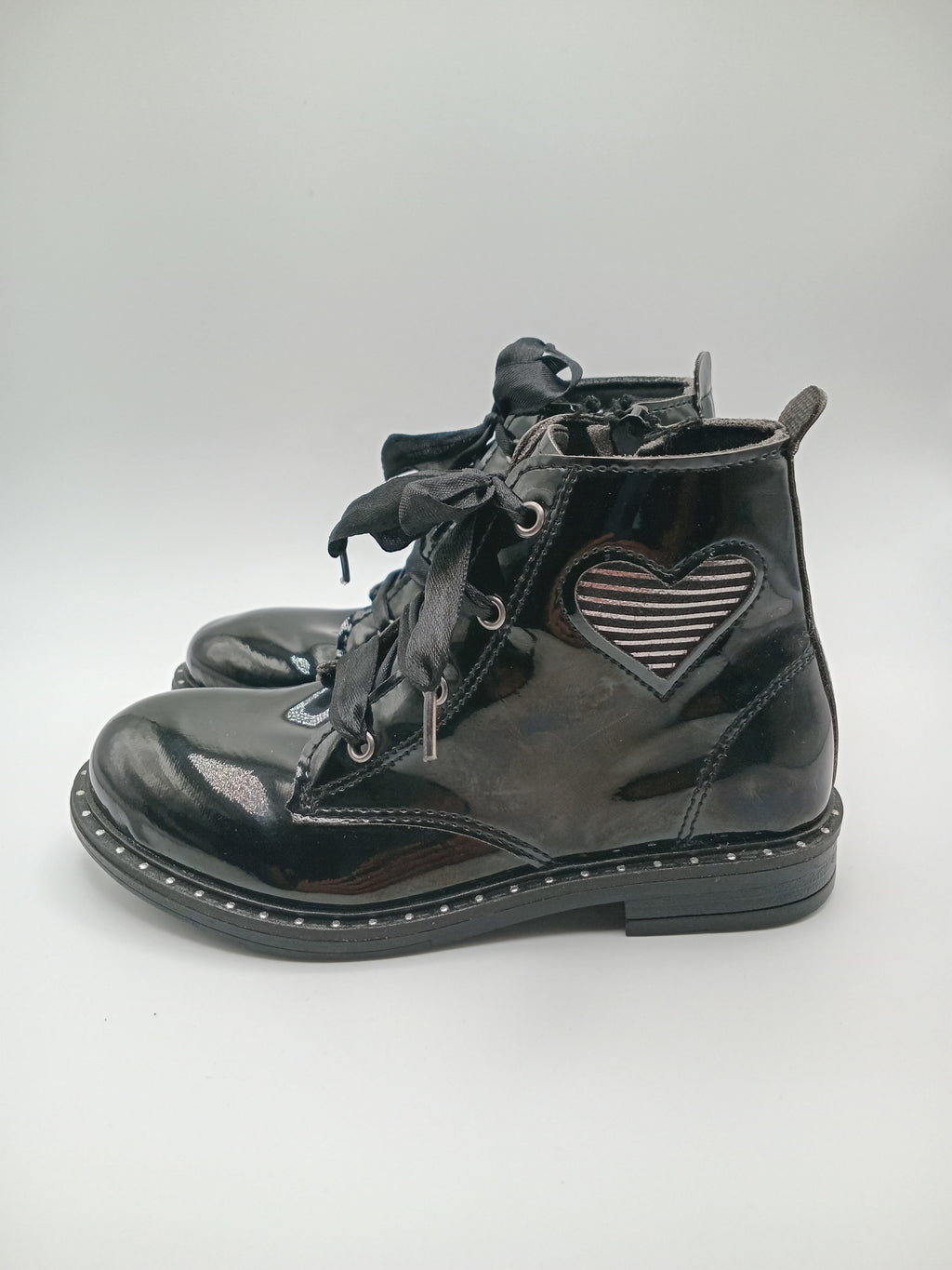 BOTA ATACADORES COTURNO POWER KIDS PRETO ECO PELE RECORTE CORAÇÃO LISTRAS SOLA BOLINHAS ATACADORES FITA ZIPER INFANTIL