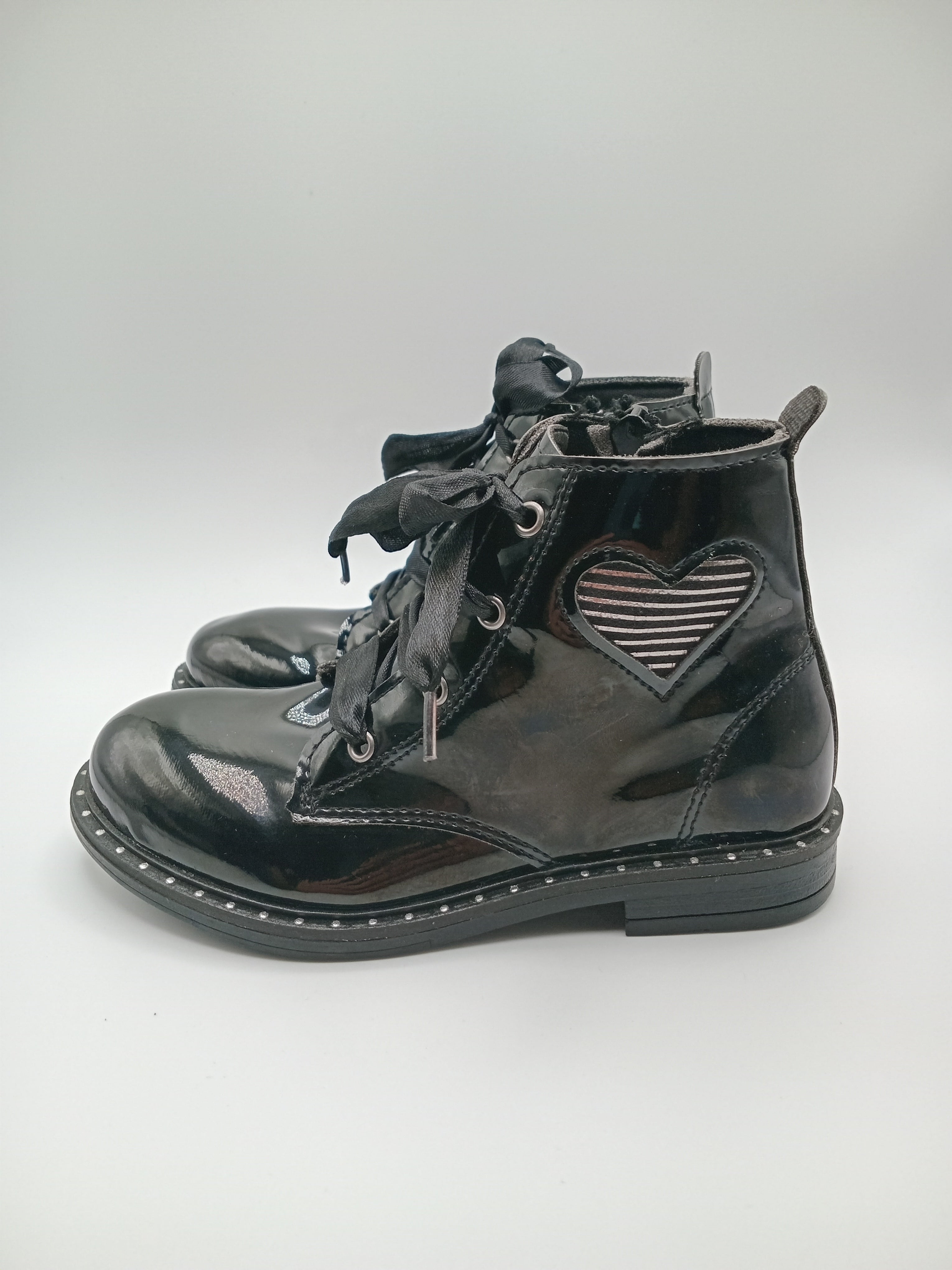 BOTA ATACADORES COTURNO POWER KIDS PRETO ECO PELE RECORTE CORAÇÃO LISTRAS SOLA BOLINHAS ATACADORES FITA ZIPER INFANTIL