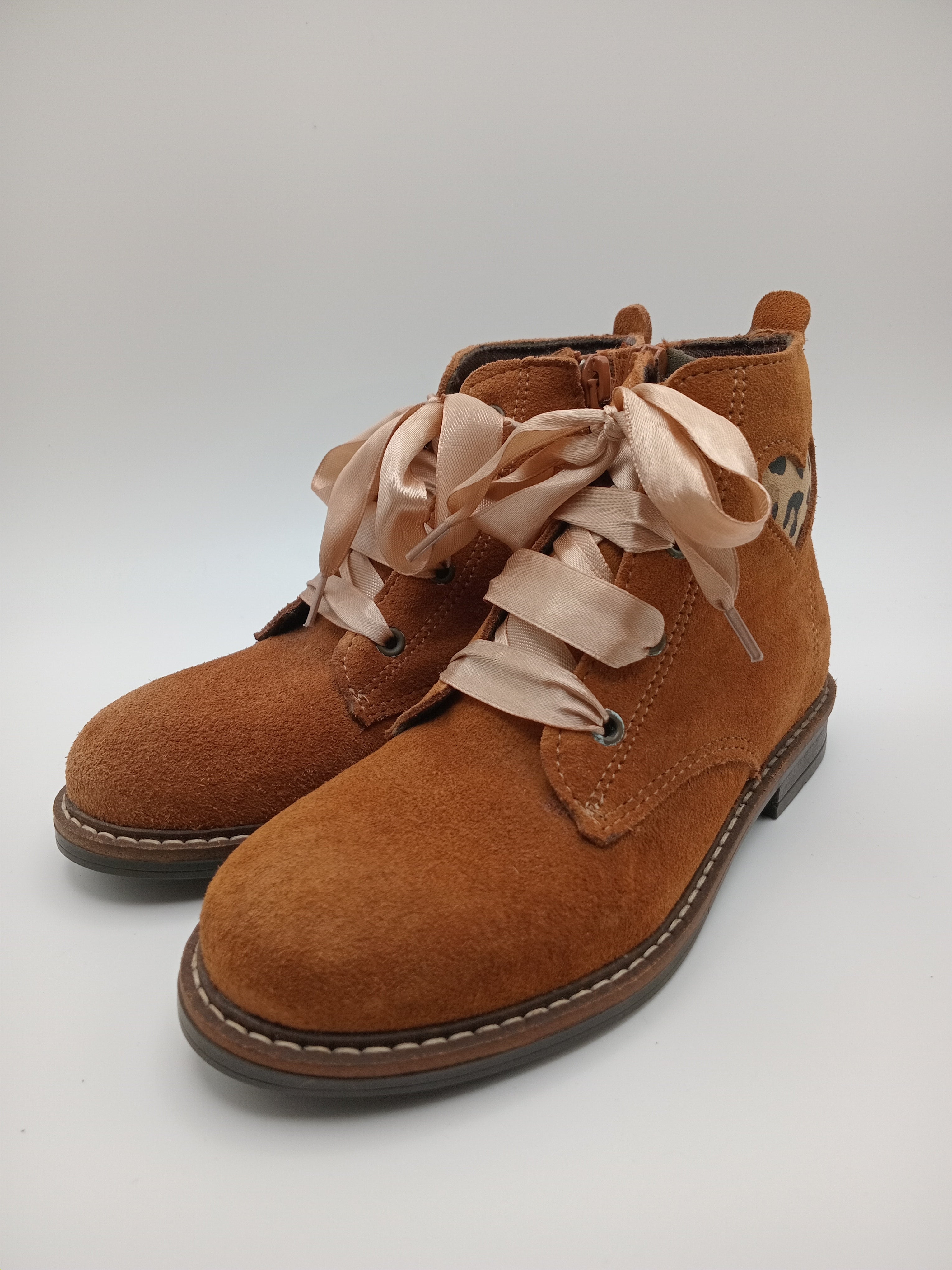 BOTA COTURNO POWER KIDS CASTANHO COURO ATACADORES FITA ZIPER RECORTE CORAÇÃO LEOPARDO ANIMAL PRINT