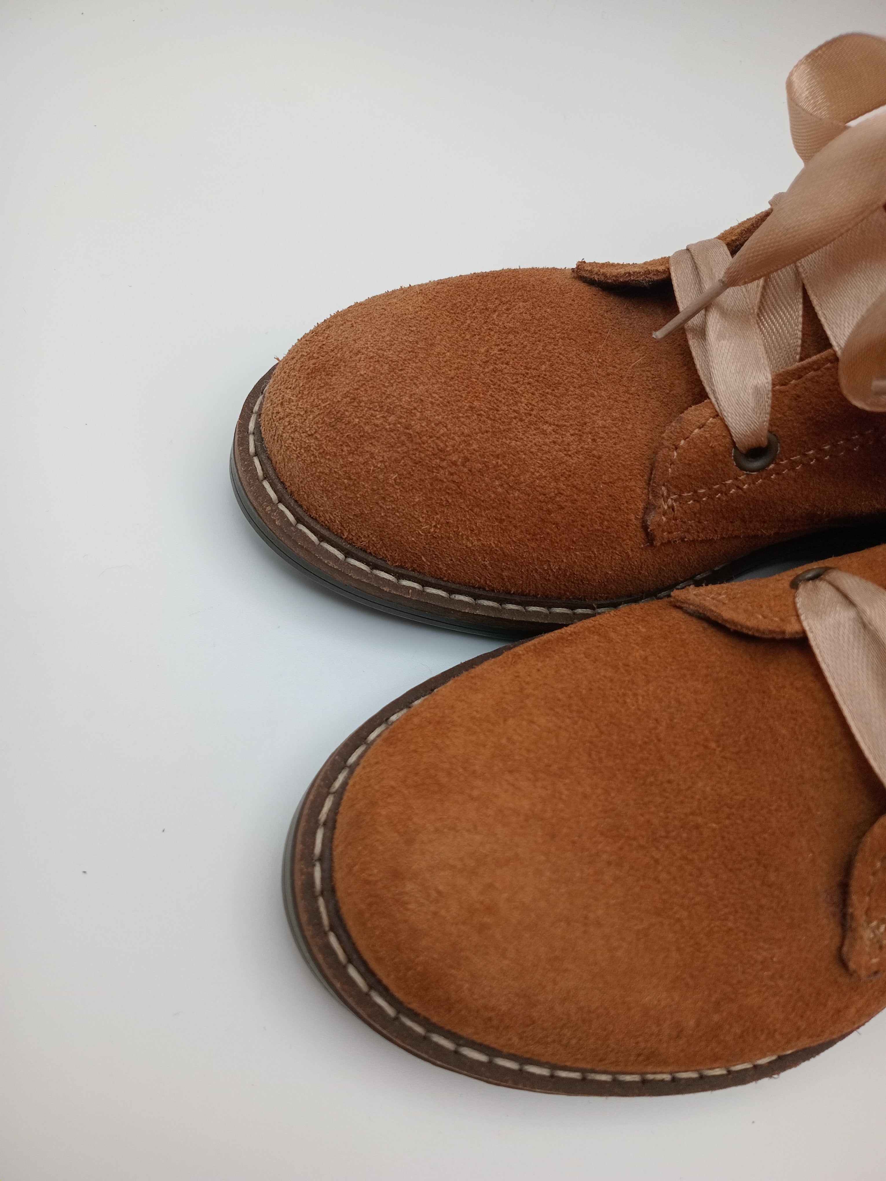 BOTA COTURNO POWER KIDS CASTANHO COURO ATACADORES FITA ZIPER RECORTE CORAÇÃO LEOPARDO ANIMAL PRINT