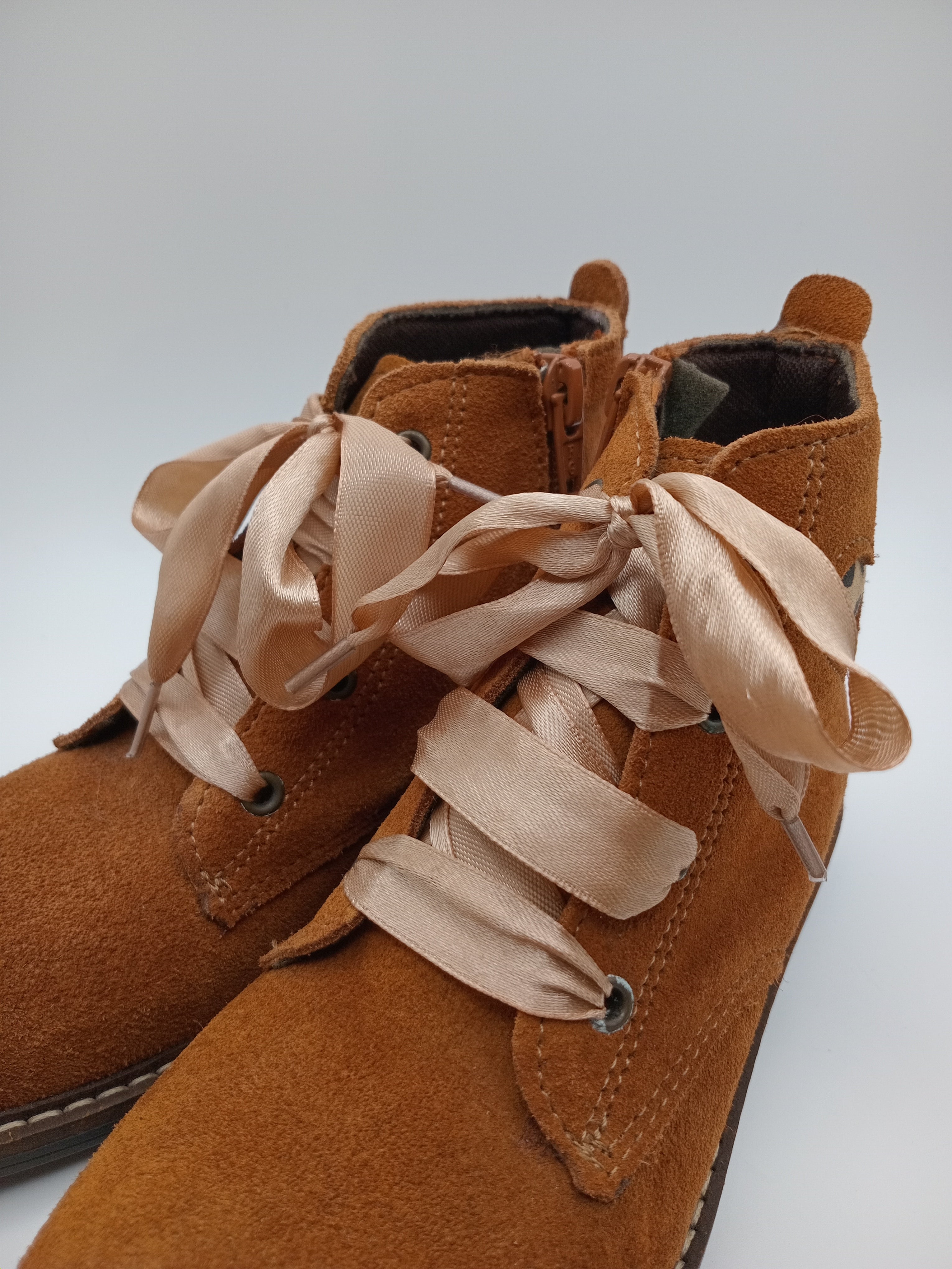 BOTA COTURNO POWER KIDS CASTANHO COURO ATACADORES FITA ZIPER RECORTE CORAÇÃO LEOPARDO ANIMAL PRINT