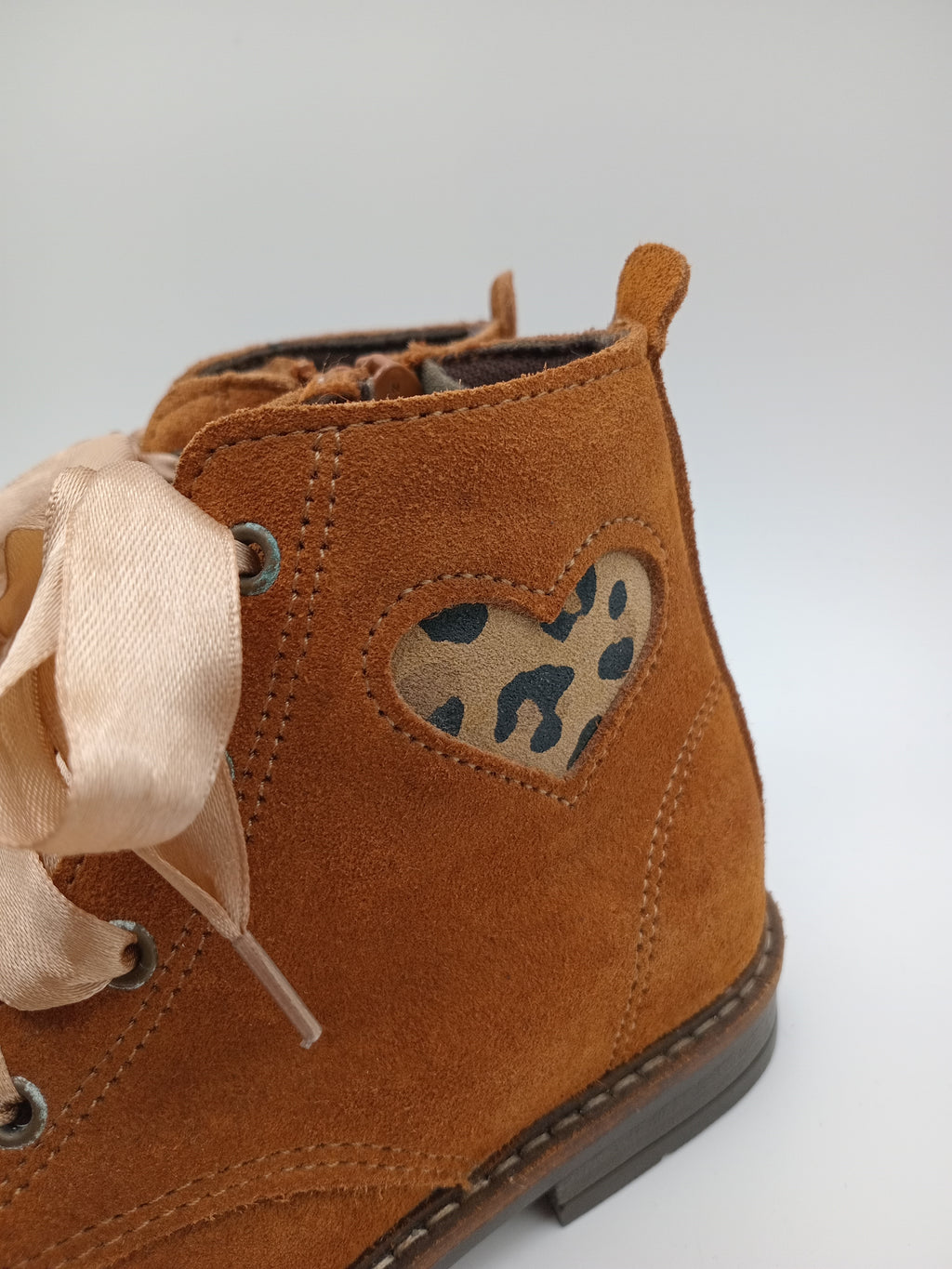 BOTA COTURNO POWER KIDS CASTANHO COURO ATACADORES FITA ZIPER RECORTE CORAÇÃO LEOPARDO ANIMAL PRINT