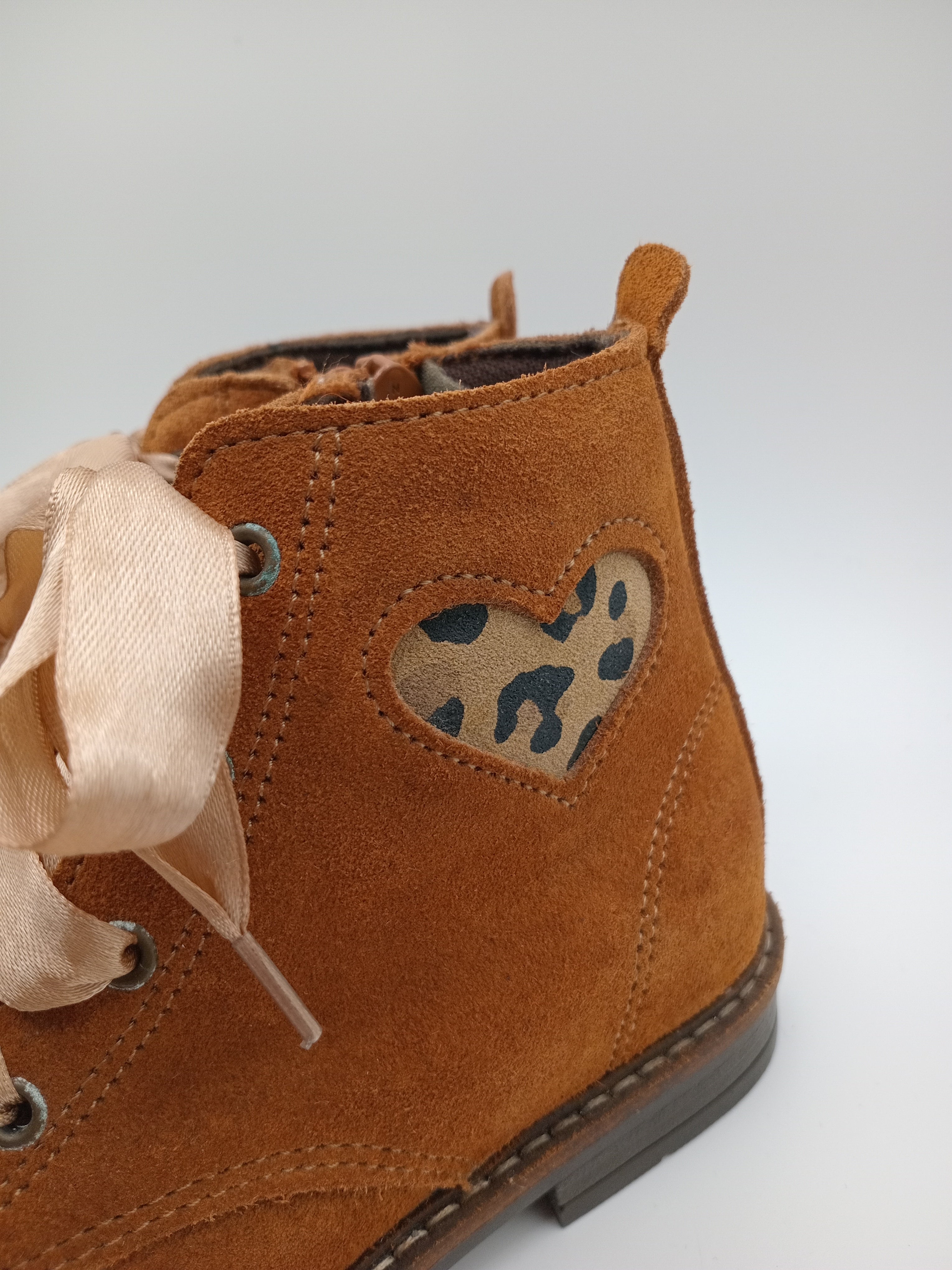 BOTA COTURNO POWER KIDS CASTANHO COURO ATACADORES FITA ZIPER RECORTE CORAÇÃO LEOPARDO ANIMAL PRINT