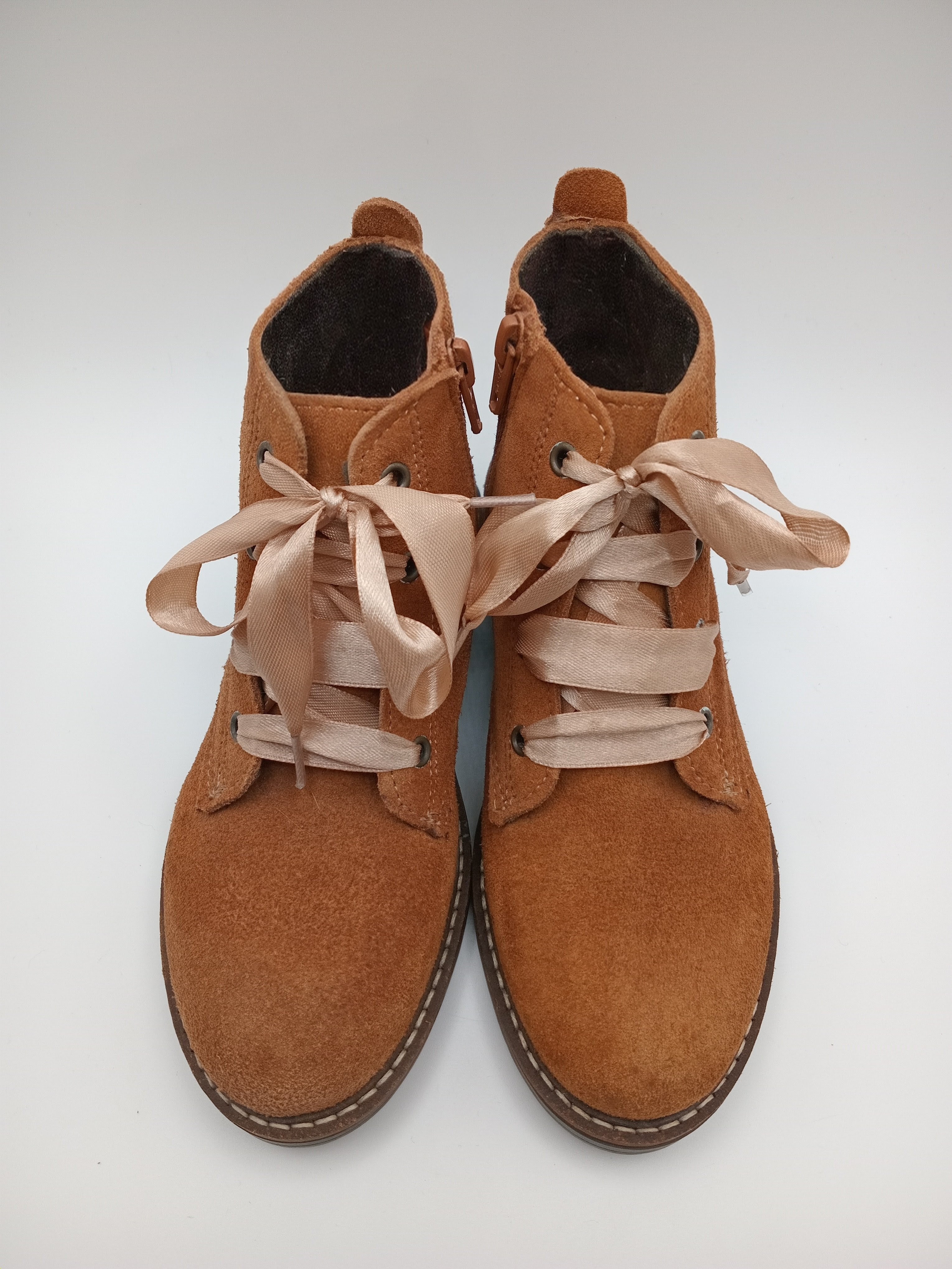 BOTA COTURNO POWER KIDS CASTANHO COURO ATACADORES FITA ZIPER RECORTE CORAÇÃO LEOPARDO ANIMAL PRINT