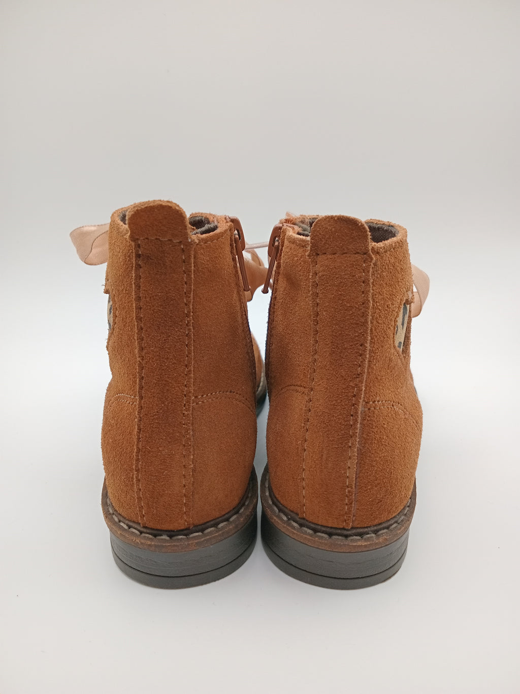 BOTA COTURNO POWER KIDS CASTANHO COURO ATACADORES FITA ZIPER RECORTE CORAÇÃO LEOPARDO ANIMAL PRINT