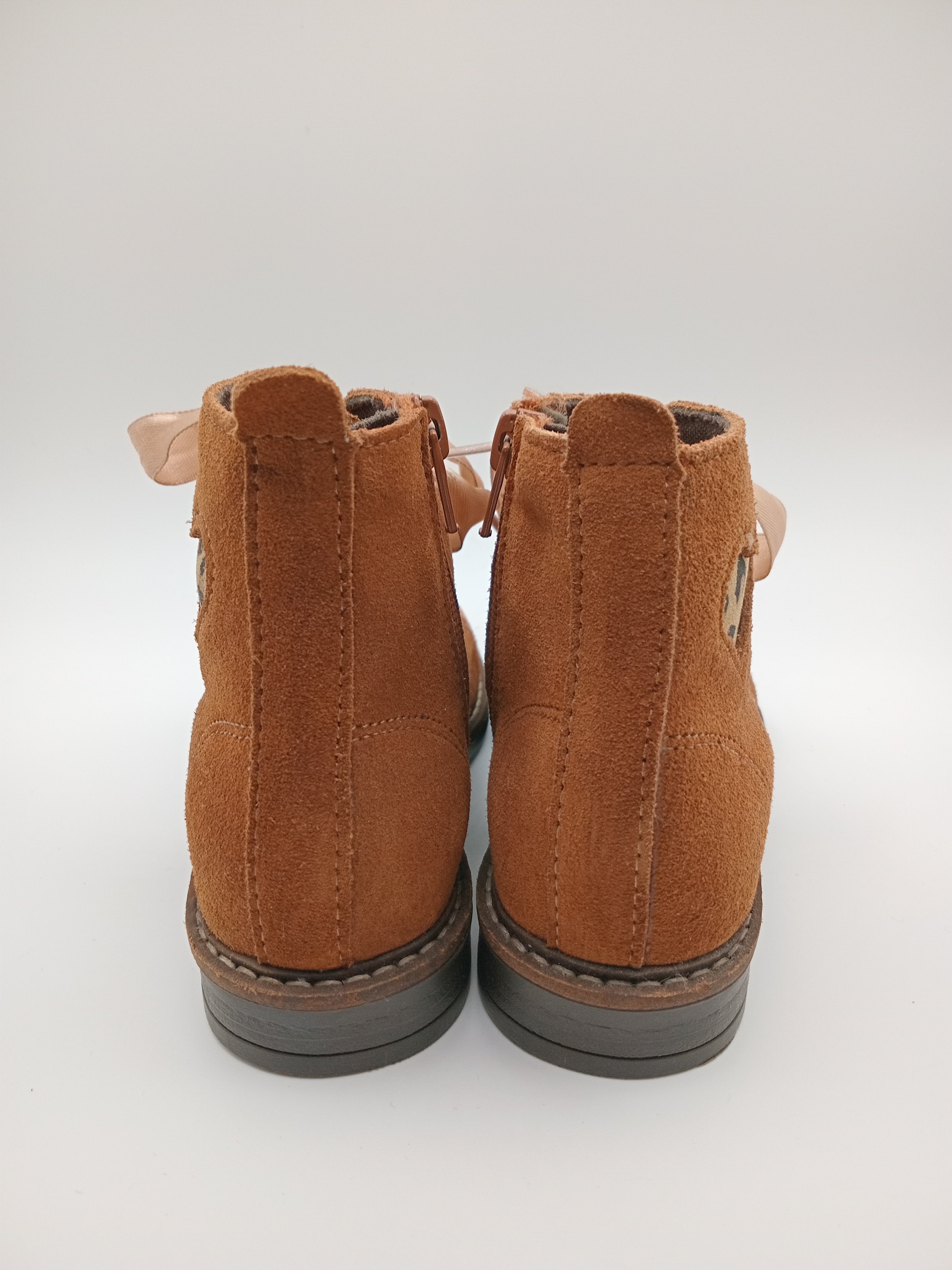 BOTA COTURNO POWER KIDS CASTANHO COURO ATACADORES FITA ZIPER RECORTE CORAÇÃO LEOPARDO ANIMAL PRINT