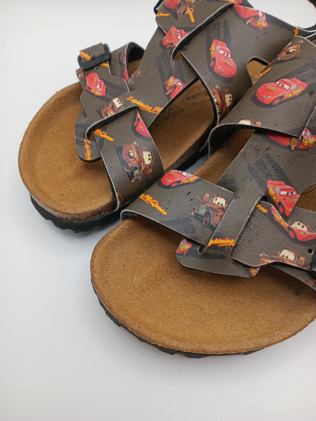 SANDÁLIA INFANTIL BIRKENSTOCK CARROS DISNEY PRETO VERMELHO COURO FIVELA PRETO