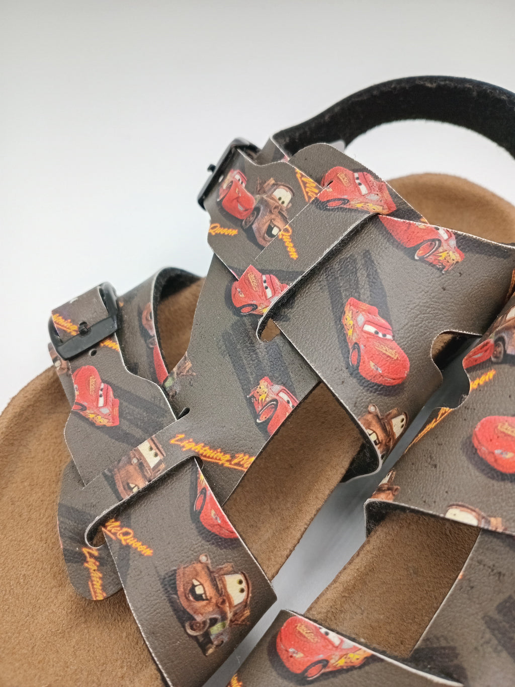 SANDÁLIA INFANTIL BIRKENSTOCK CARROS DISNEY PRETO VERMELHO COURO FIVELA PRETO