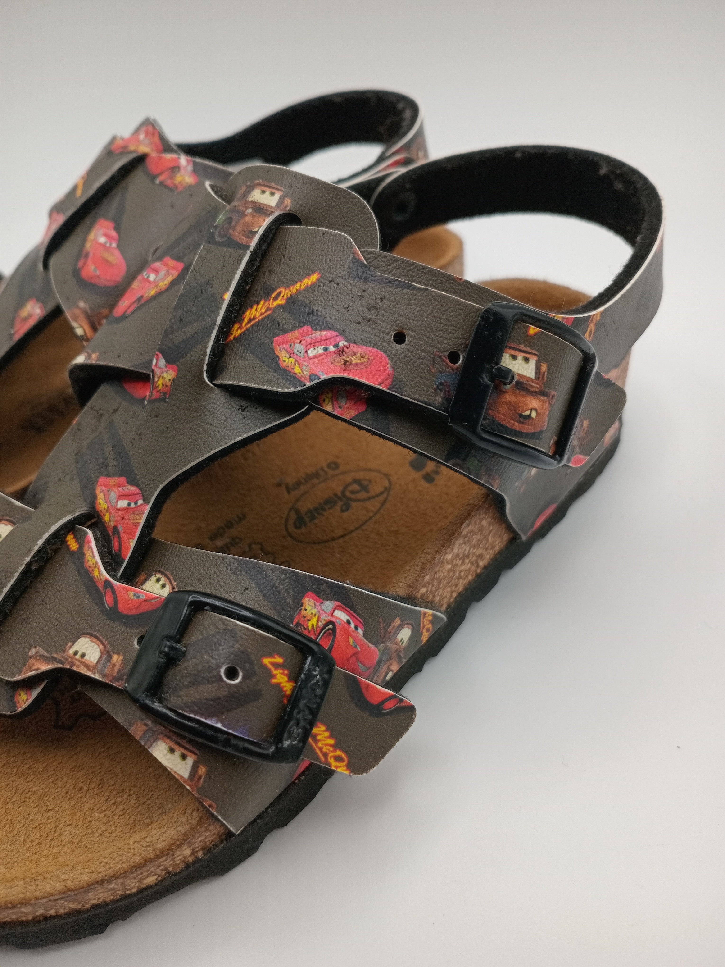 SANDÁLIA INFANTIL BIRKENSTOCK CARROS DISNEY PRETO VERMELHO COURO FIVELA PRETO