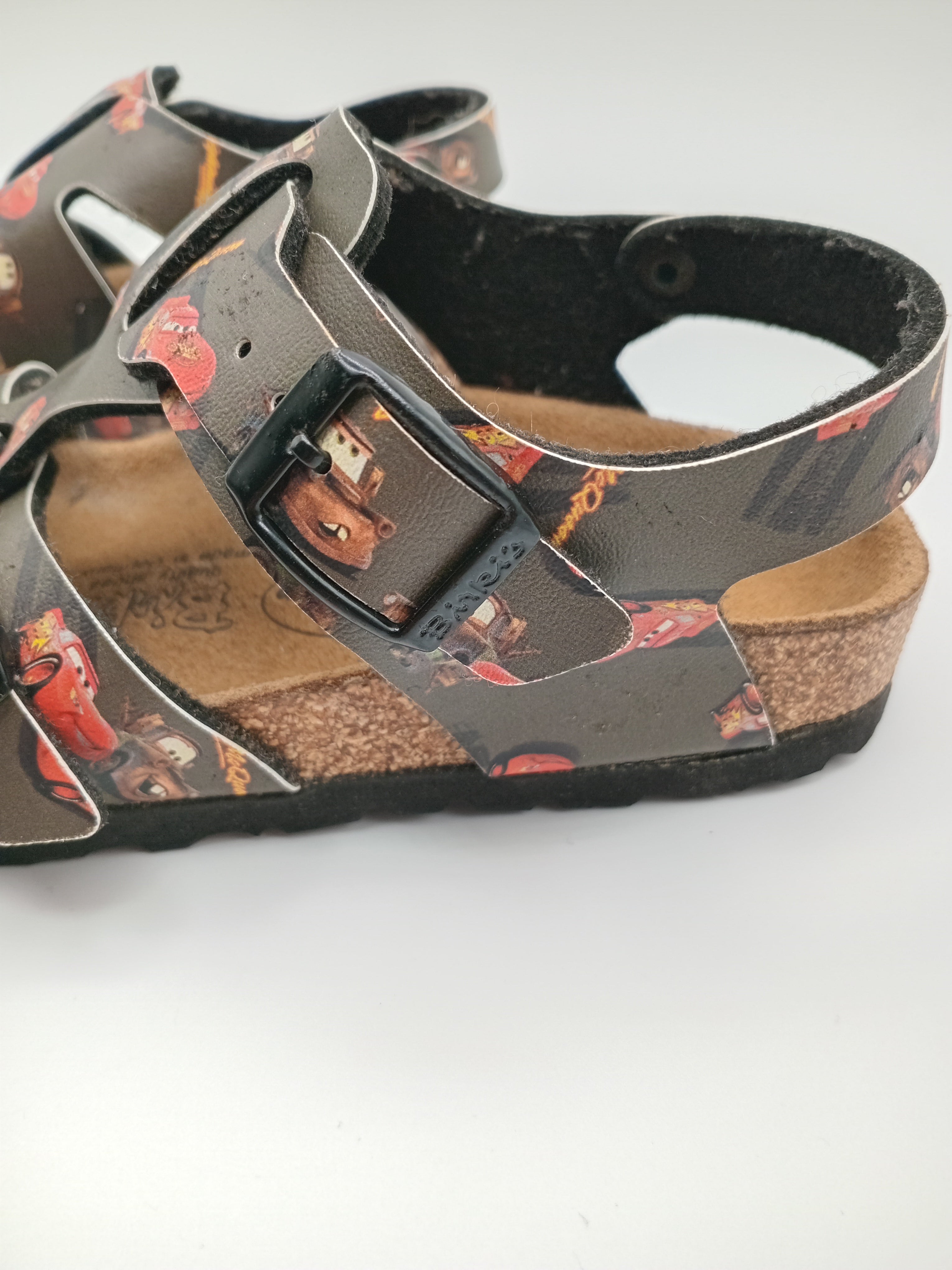 SANDÁLIA INFANTIL BIRKENSTOCK CARROS DISNEY PRETO VERMELHO COURO FIVELA PRETO