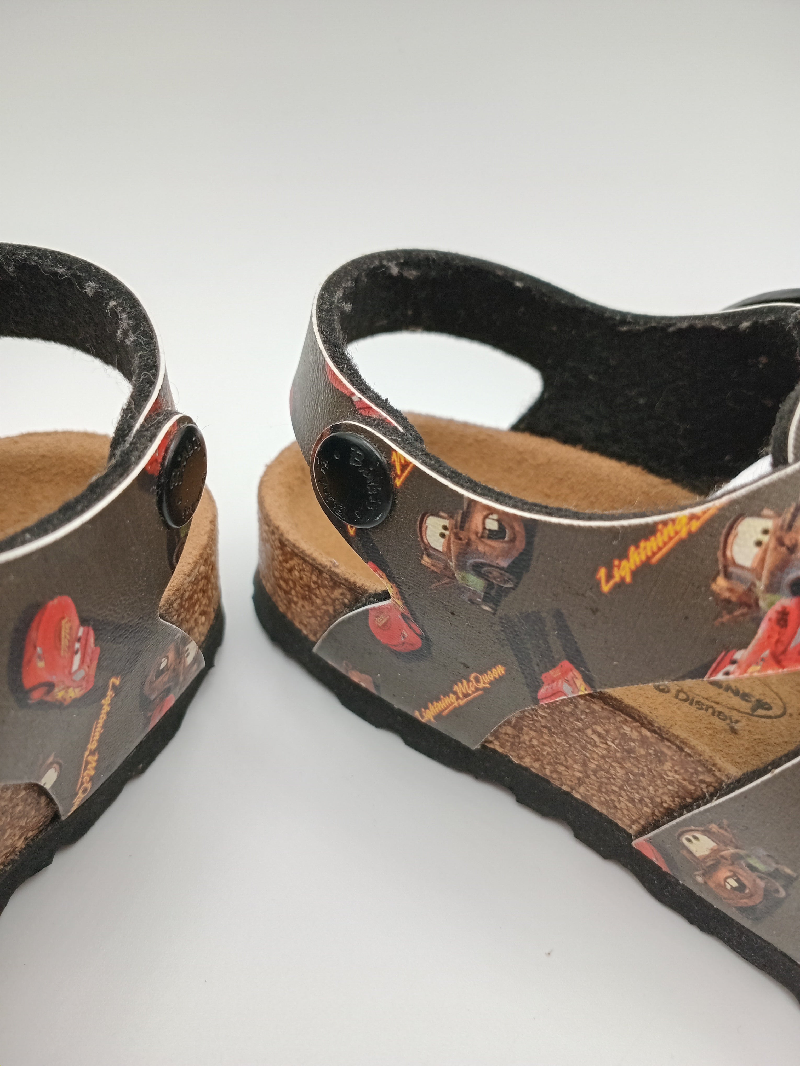 SANDÁLIA INFANTIL BIRKENSTOCK CARROS DISNEY PRETO VERMELHO COURO FIVELA PRETO