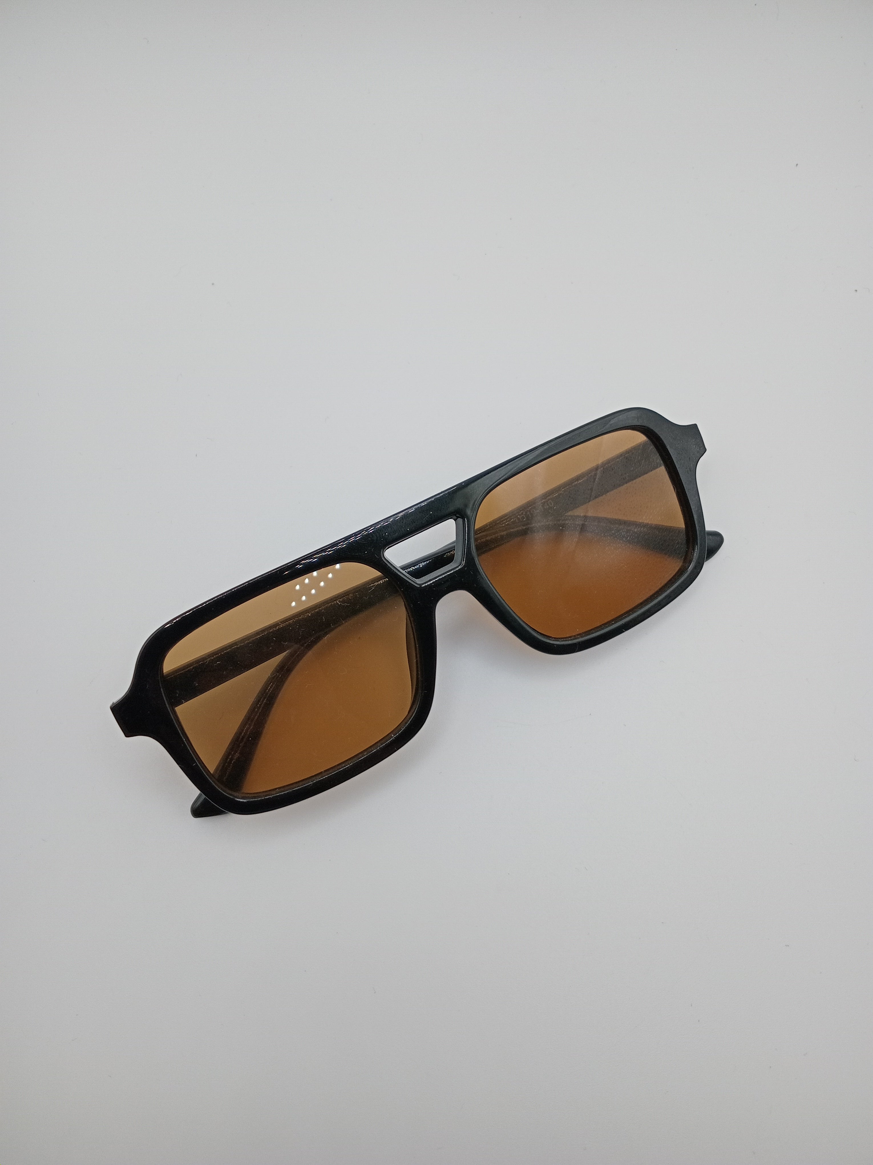 Óculos de Sol Unissexo Estilo Aviador Retangular Vintage, Armação Preta com Lentes Castanhas, Design Moderno e Elegante