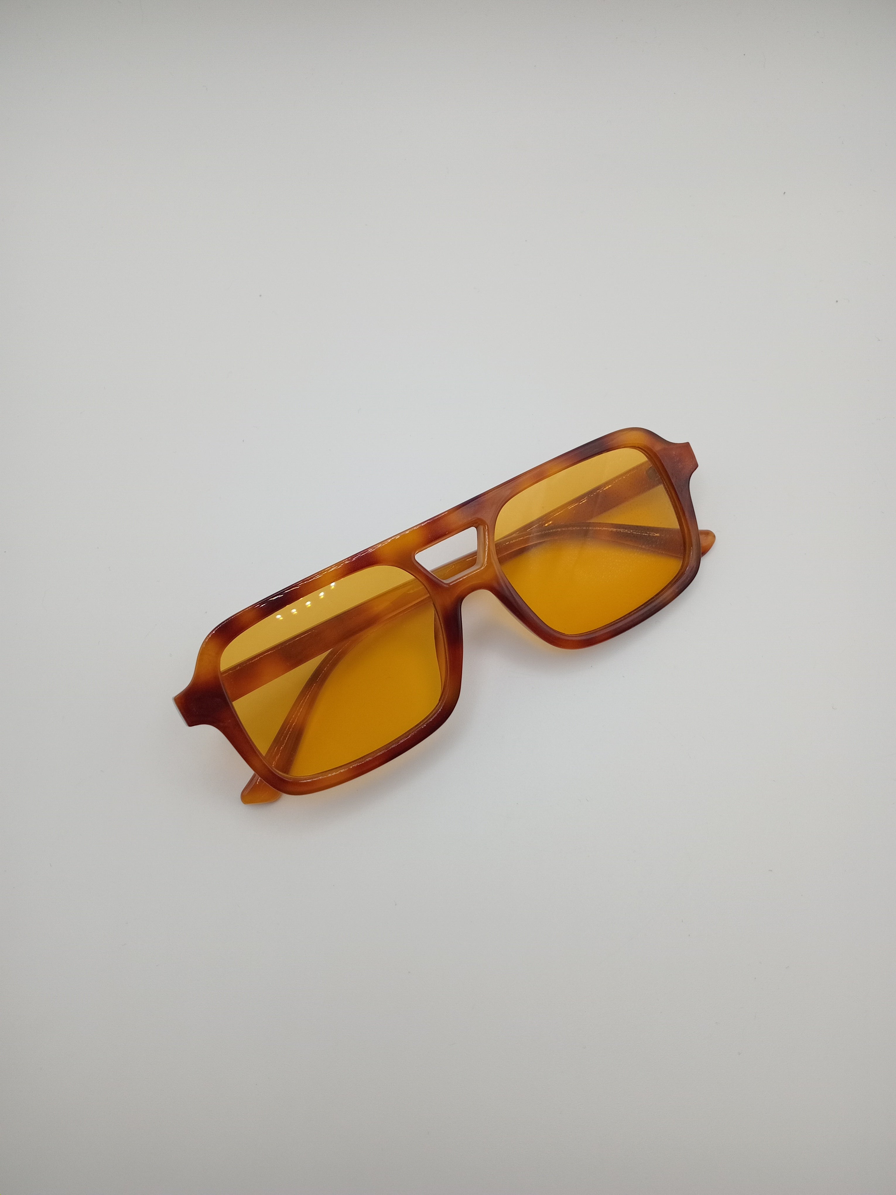 Óculos de Sol Unissexo com Padrão Tartaruga e Lentes Amarelas, Estilo Aviador Retangular Retro, Design Elegante de Luxo
