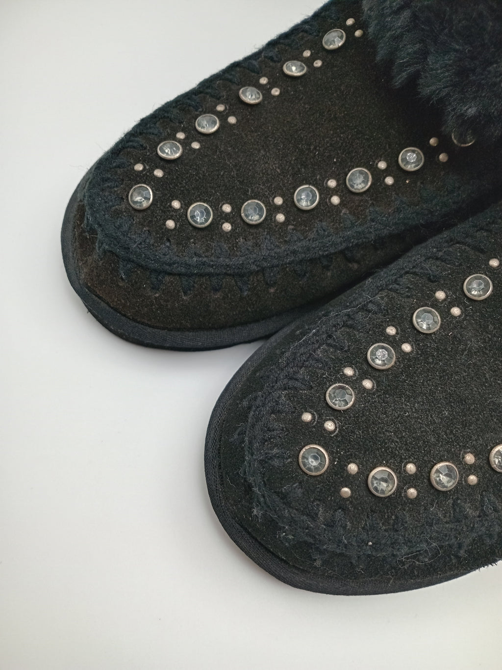 BOTA PANTUFAS NOA HARMON PRETO COURO TAXAS PELOS