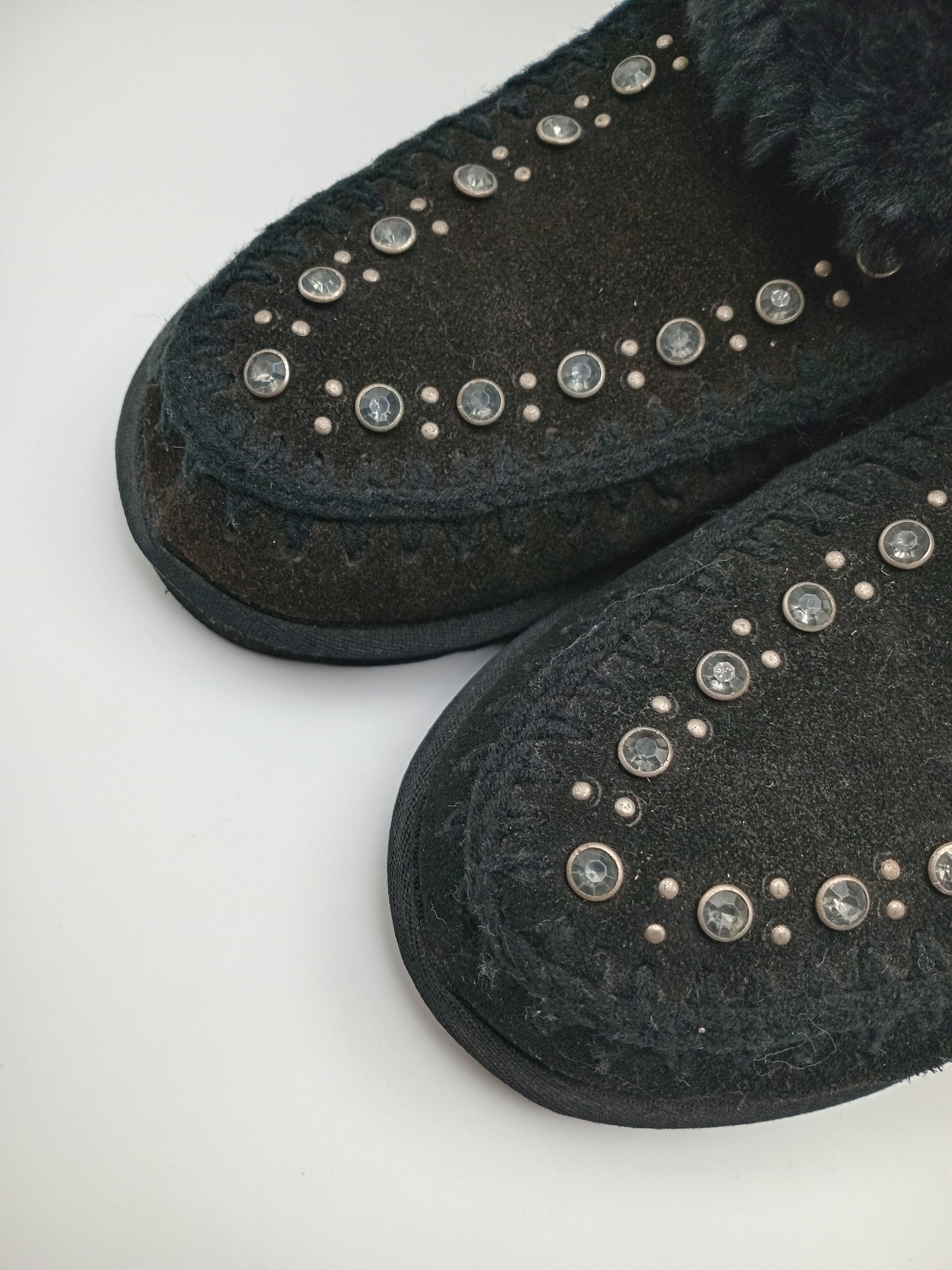 BOTA PANTUFAS NOA HARMON PRETO COURO TAXAS PELOS